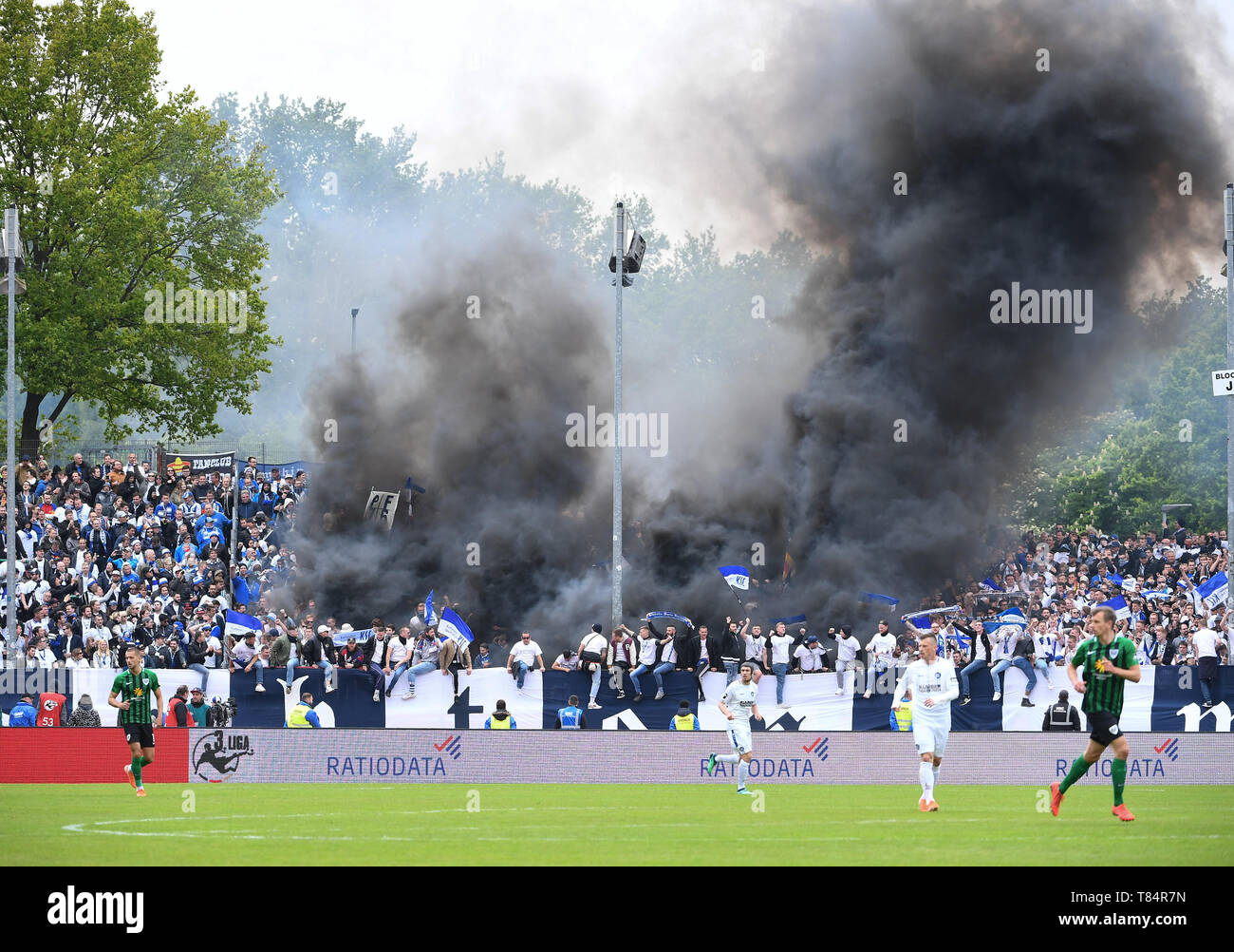 Münster, Deutschland. 11. Mai, 2019. KSC fans Rauchentwicklung. GES/Fußball/3. Liga: Preussen Muenster - Karlsruher SC, 11.05.2019 Fußball: 3. Liga: Preussen Muenster vs Karlsruher SC, Muenster, Mai 11, 2019 | Verwendung der weltweiten Kredit: dpa/Alamy leben Nachrichten Stockfoto