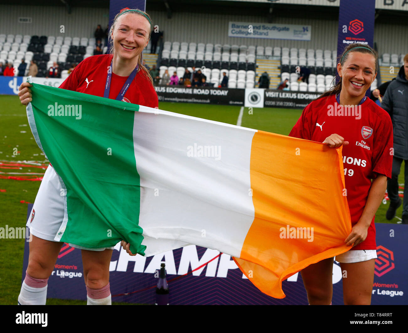 Boreham Wood, Großbritannien. 11. Mai, 2019. BOREHAMWOOD, Großbritannien - 11. Mai: L-R Louise Quinn von Arsenal und Katie McCabe von Arsenal mit irischer Flagge während der Frauen Super League Spiel zwischen Arsenal und Manchester City FC Frauen an der Wiese Park Stadium, Langeweile Holz am 11. Mai 2019 in Peterborough, England Credit Aktion Foto Sport Stockfoto