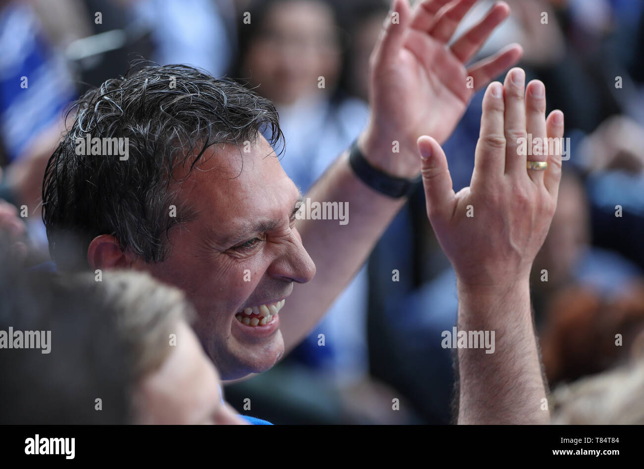 11. Mai 2019, Nordrhein-Westfalen, Münster: Fußball: 3. Liga 37. Spieltag, Preußen Münster - Karlsruher SC in der Preußischen Stadion. Trainer Alois Schwartz aus Karlsruhe feiert in der haupttribüne am Ende des Spiels. Der KSC stieg nach einem 4:1 Sieg gegen Münster in der zweiten Bundesliga. Foto: Friso Gentsch/dpa Stockfoto