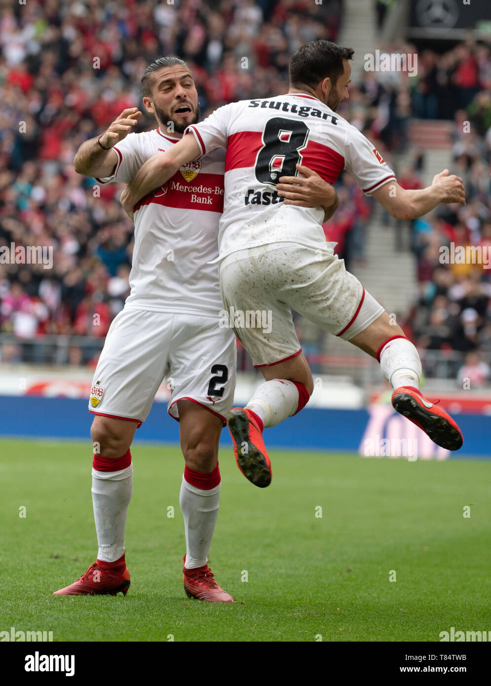 Stuttgart, Deutschland. 11. Mai, 2019. Fussball: Bundesliga, VfB Stuttgart - VfL Wolfsburg, 33. Spieltag: Stuttgarter Gonzalo Castro (r) und Emiliano Insua jubeln nach dem Ziel zu 1-0. Credit: Fabian Sommer/dpa - WICHTIGER HINWEIS: In Übereinstimmung mit den Anforderungen der DFL Deutsche Fußball Liga oder der DFB Deutscher Fußball-Bund ist es untersagt, zu verwenden oder verwendet Fotos im Stadion und/oder das Spiel in Form von Bildern und/oder Videos - wie Foto Sequenzen getroffen haben./dpa/Alamy leben Nachrichten Stockfoto