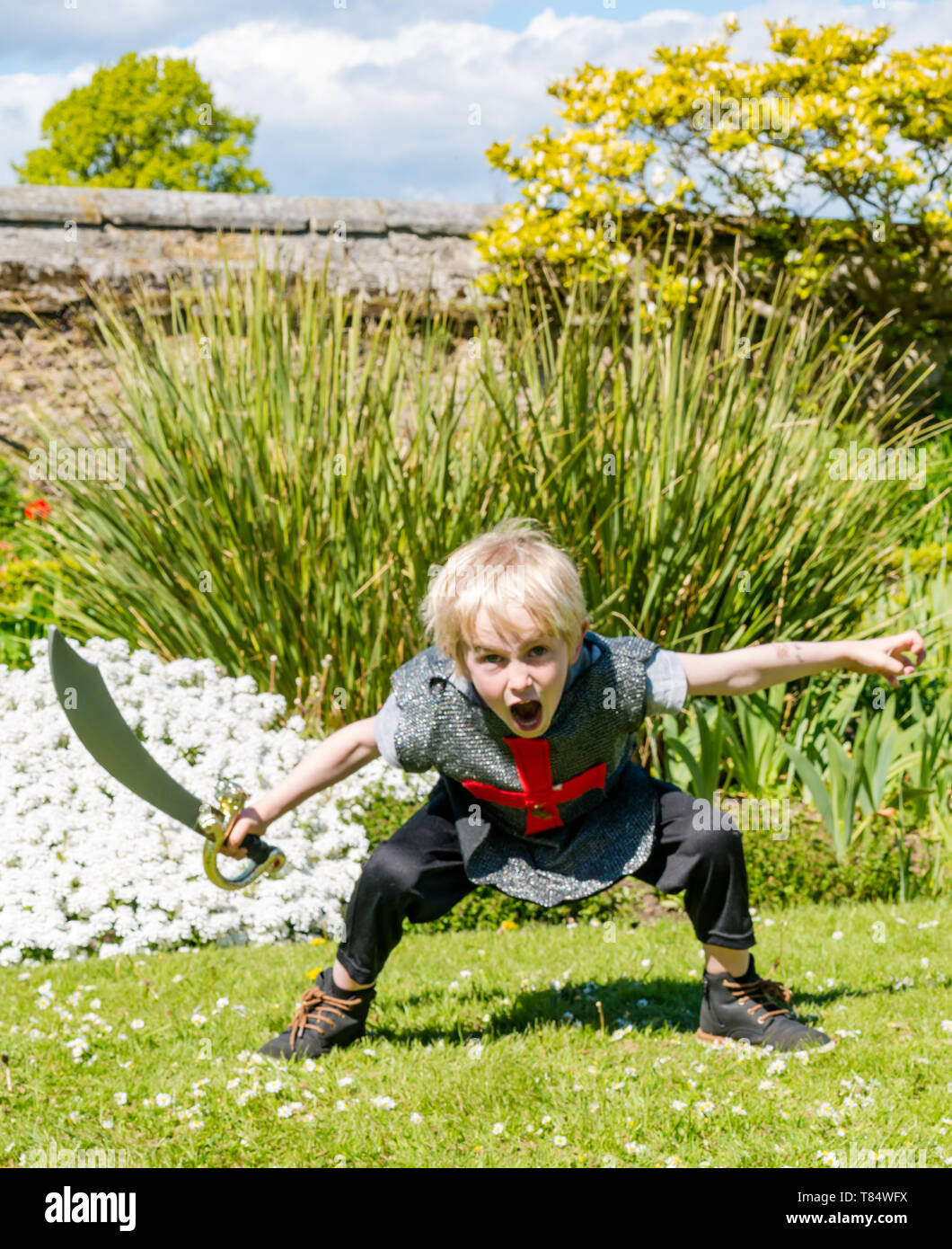 Dirleton Castle, East Lothian, Schottland, Vereinigtes Königreich, 11. Mai 2019. Tag des Mittelalters: Finn, im Alter von 6 Jahren in den Kampfgeist. Historische Umfeld Schottland Familientag am lebendigen mittelalterlichen Dorf, das von der Saltire Geschichte Gesellschaft im Schlossgarten. Finn, im Alter von 6 Jahren, dann wird es in der kampfgeist mit einem Spielzeug Schwert Stockfoto