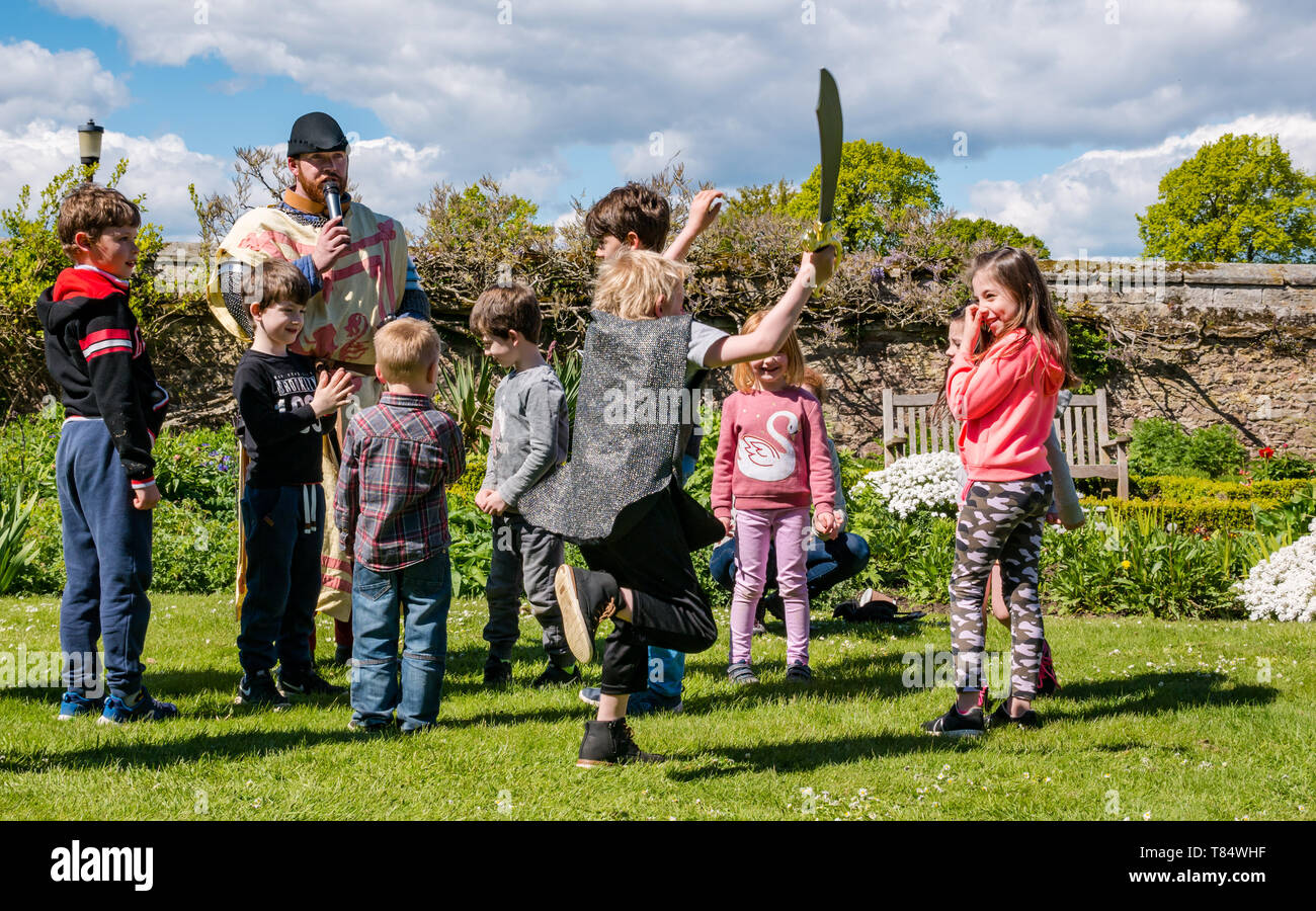 Tag des Mittelalters. Dirleton Castle, East Lothian, Schottland, Vereinigtes Königreich, 11. Mai 2019. Bild: historische Umfeld Schottland Familientag am lebendigen mittelalterlichen Dorf in den Schlossgarten. Kinder haben Spaß beim Lernen in einer Armee bis März. Finn, im Alter von 6 Jahren, dann wird es in der kampfgeist Stockfoto