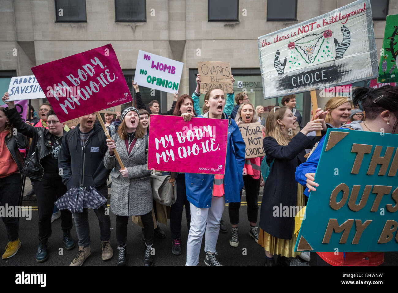 Frauen Pro-Choice Gruppen einschließlich Schwester Unterstützer, Abtreibung Großbritannien und Ärzte für die Wahl in Großbritannien gegen anti-abtreibende Arzt Demonstranten in Westminster. Stockfoto