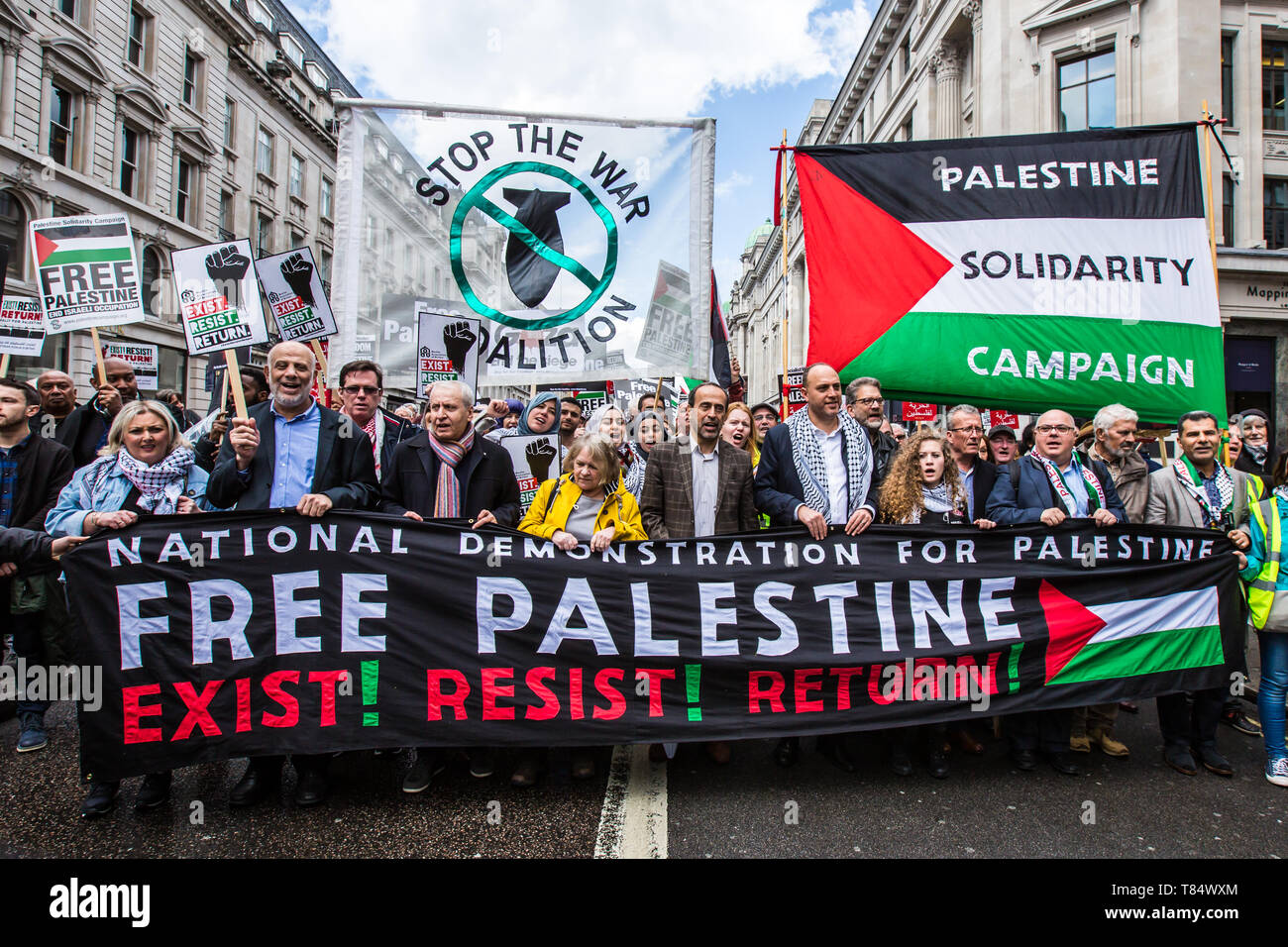 Mai 2019. 11 London, Großbritannien. Lindsey German, Husam Zomlot (Botschafterin der palästinensischen Mission), Ahed Tamimi und ihr Vater Bassem Tamimi sind mit Tausenden von Menschen auf dem Marsch nach Palästina in der Londoner Innenstadt in einer von der palästinensischen Solidaritätskampagne organisierten Demonstration. David Rowe/ Alamy Live News Stockfoto