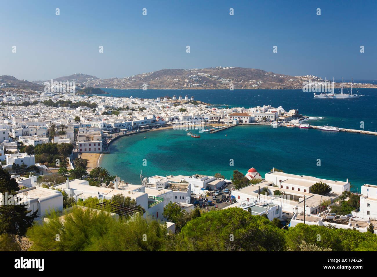 Mykonos Stadt, Mykonos, südliche Ägäis, Griechenland. Blick über die Stadt und den Hafen von Hillside. Stockfoto