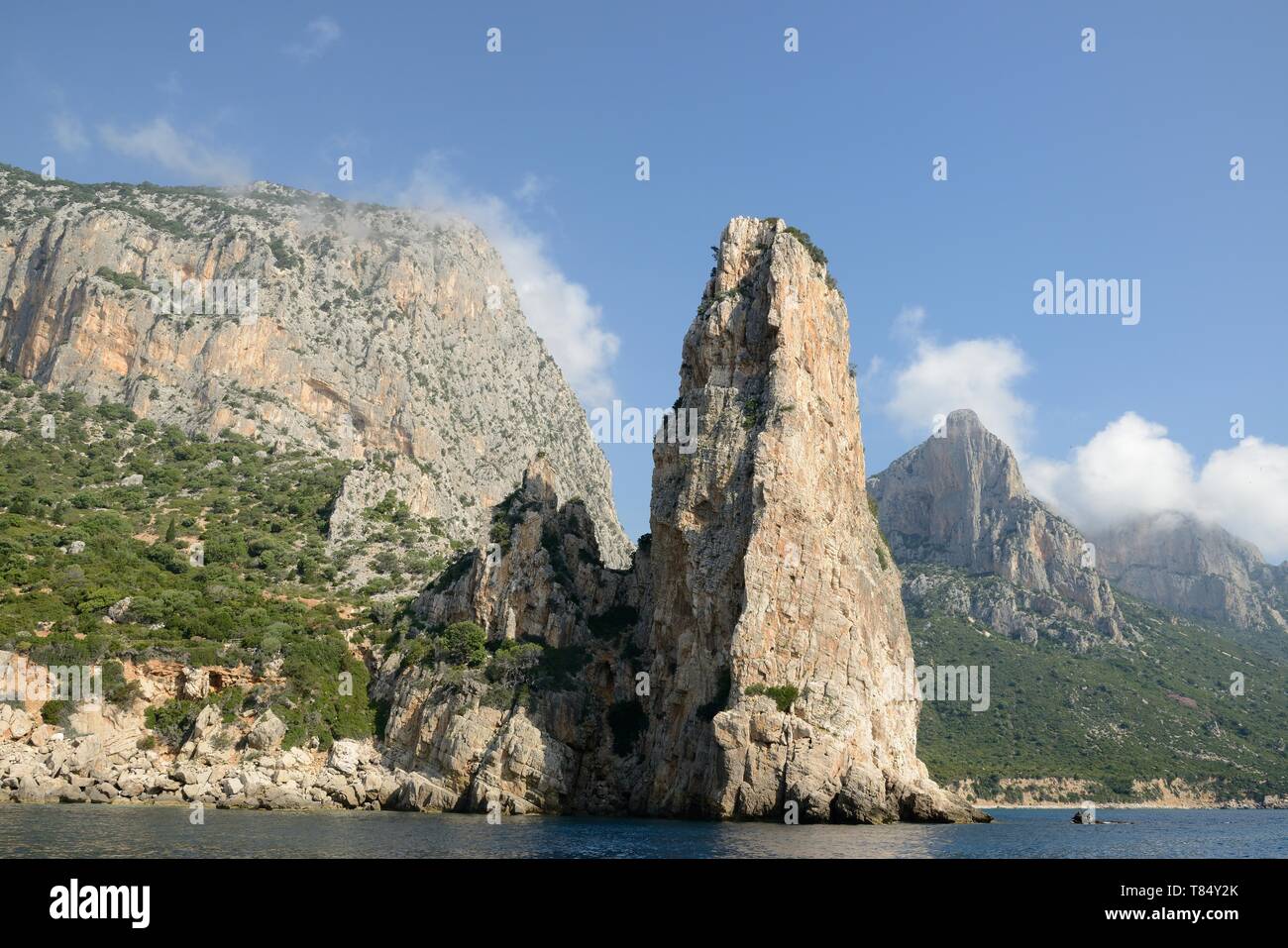 Punta Pedra Longa und Monte Ginnircu, Nationalpark Gennargentu, Golf von Orosei, in der Nähe von Baunei, Sardinien, Juni 2018. Stockfoto