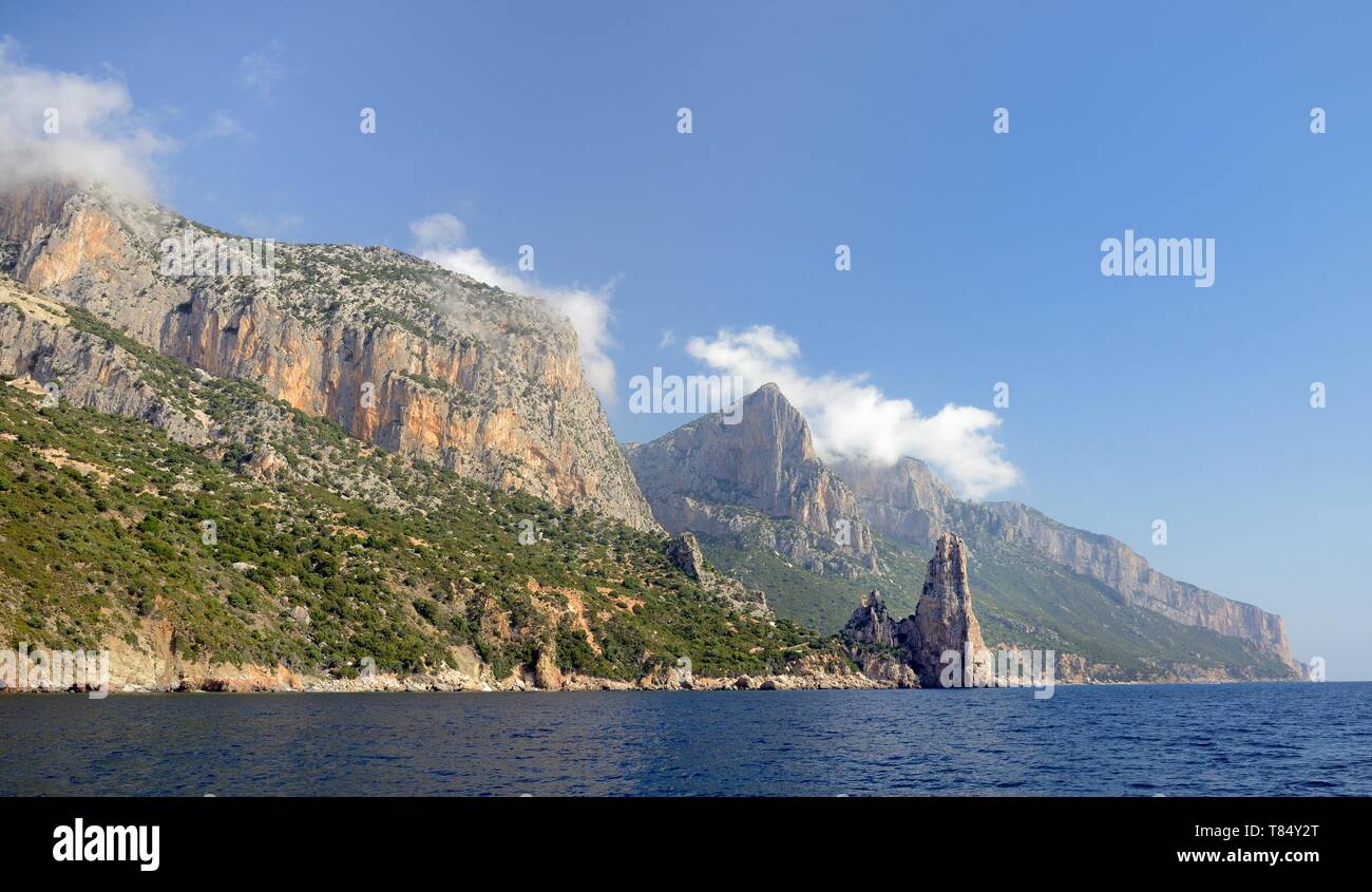 Punta Pedra Longa und Monte Ginnircu, Nationalpark Gennargentu, Golf von Orosei, in der Nähe von Baunei, Sardinien, Juni 2018. Stockfoto