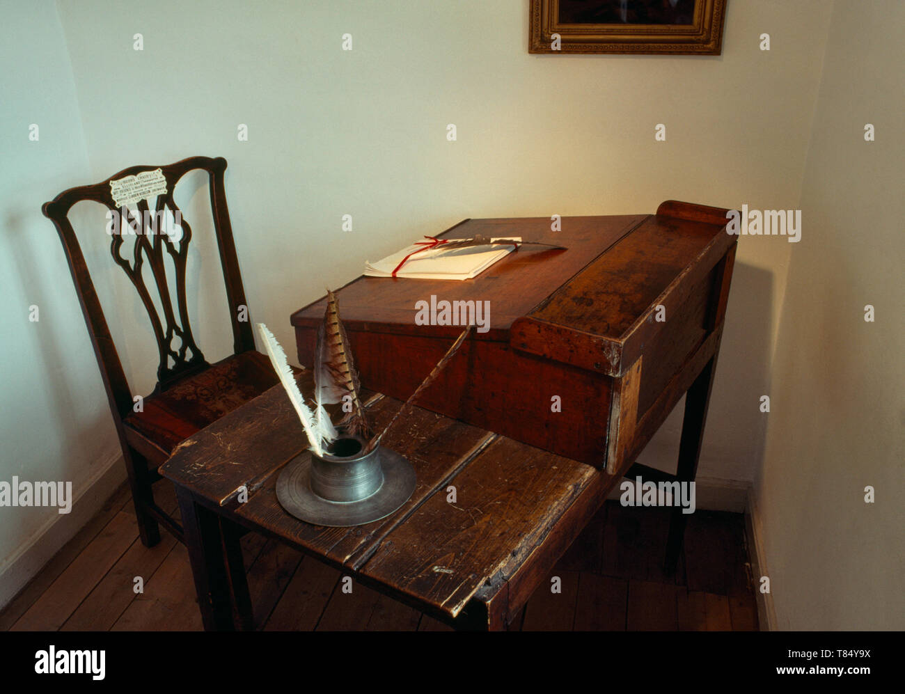 Robert Burns' Stuhl und Schreibtisch in der Studie am Haus brennt, Dumfries, Schottland, UK, wo er einige seiner beliebtesten Werke angezeigt. Stockfoto