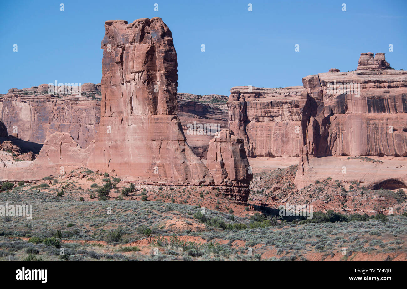 Rotfelsspire und Säulenlandschaft im Arches National Monument außerhalb von Moab, Utah, USA Stockfoto