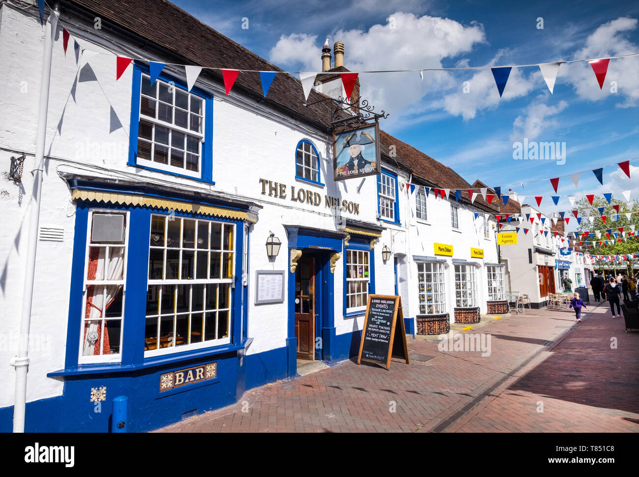 Das Lord Nelson Pub und Hohe Straße im Dorf Hythe, Hampshire, Großbritannien Stockfoto