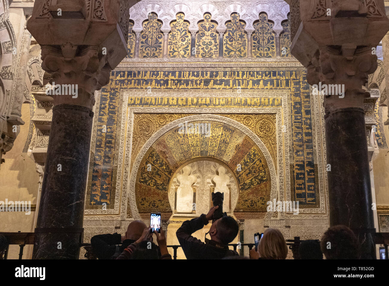 Touristen Aufnahmen im Mihrab in Moschee - Kathedrale von Córdoba, Mezquita Cordoba, Andalusien, Spanien Stockfoto