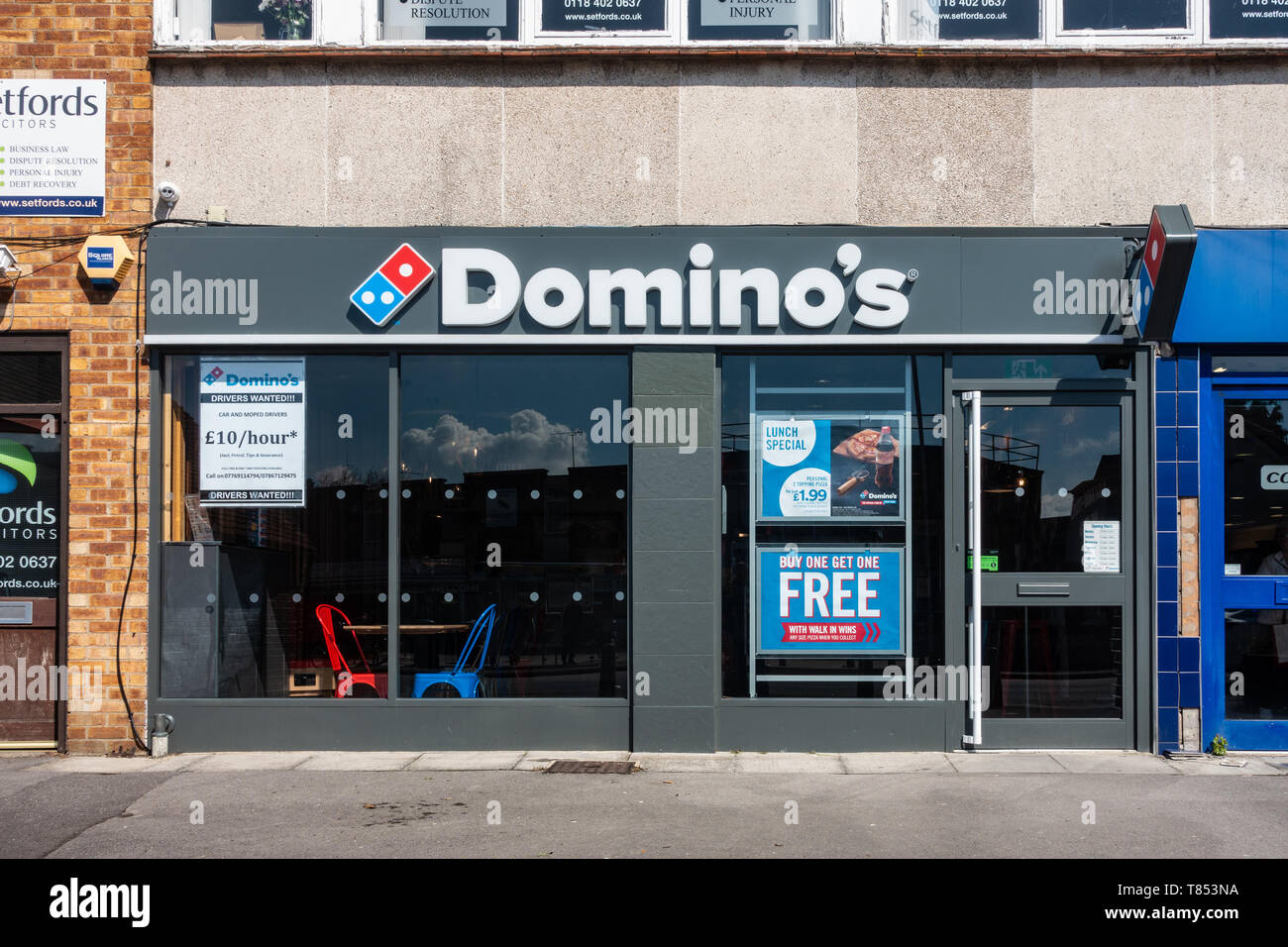Vor Pizza store des Domino auf School Road im Tilehurst, Lesen Stockfoto