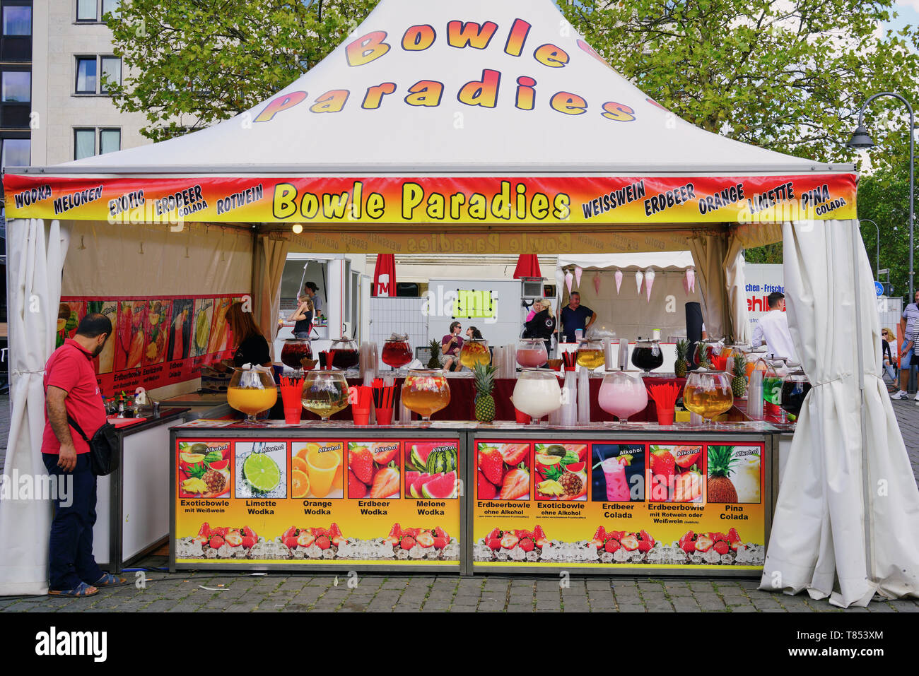 Bunte Marktstand verkaufen Obst & Alkohol Cocktails in Köln, Deutschland Stockfoto