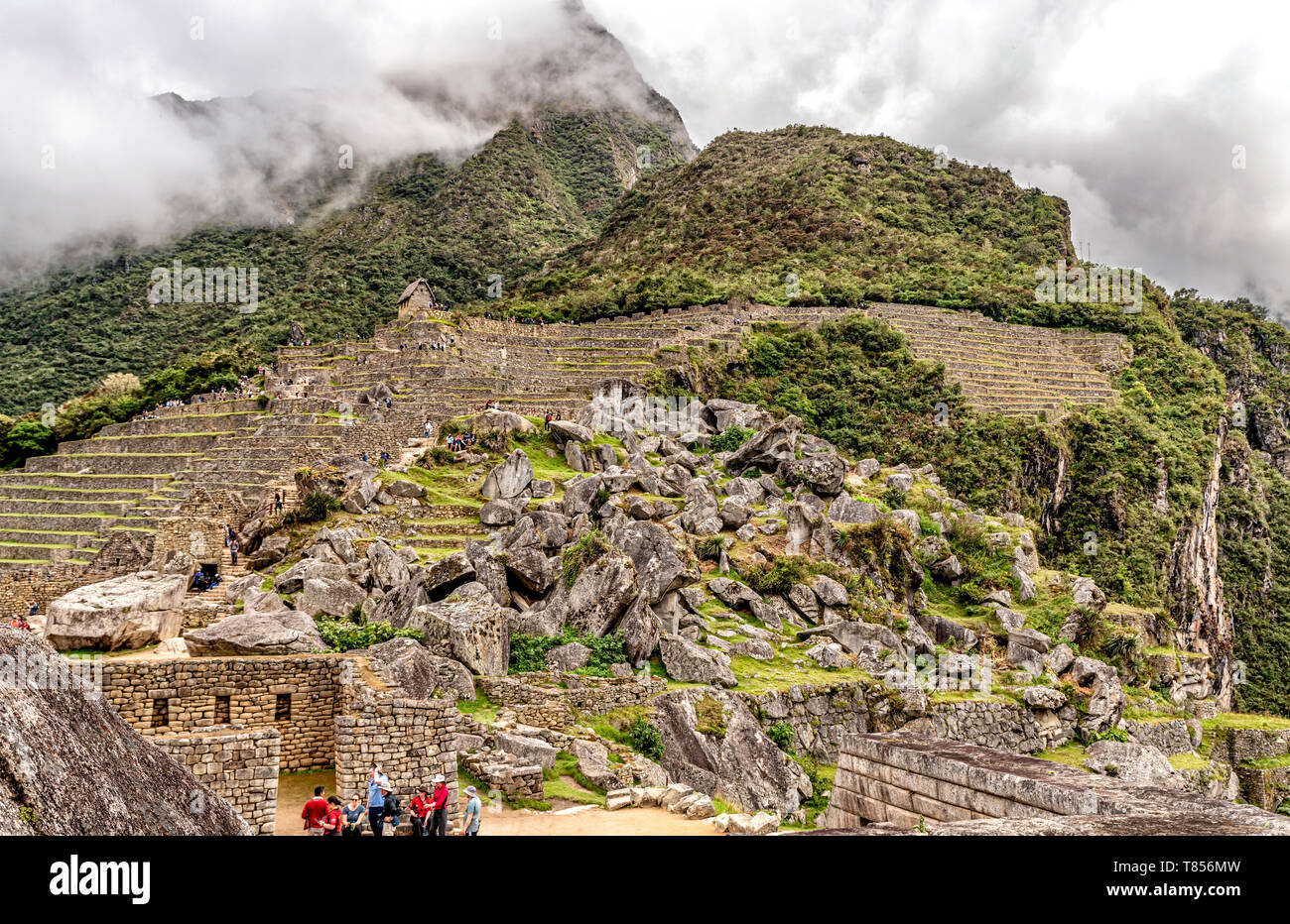 Machu, Picchu, Peru - April 7, 2019: Touristen am Heiligen Plaza und Granit Chaos in der alten Stadt von Machu Picchu Komplex in der Nähe von Cusco in Peru. Stockfoto