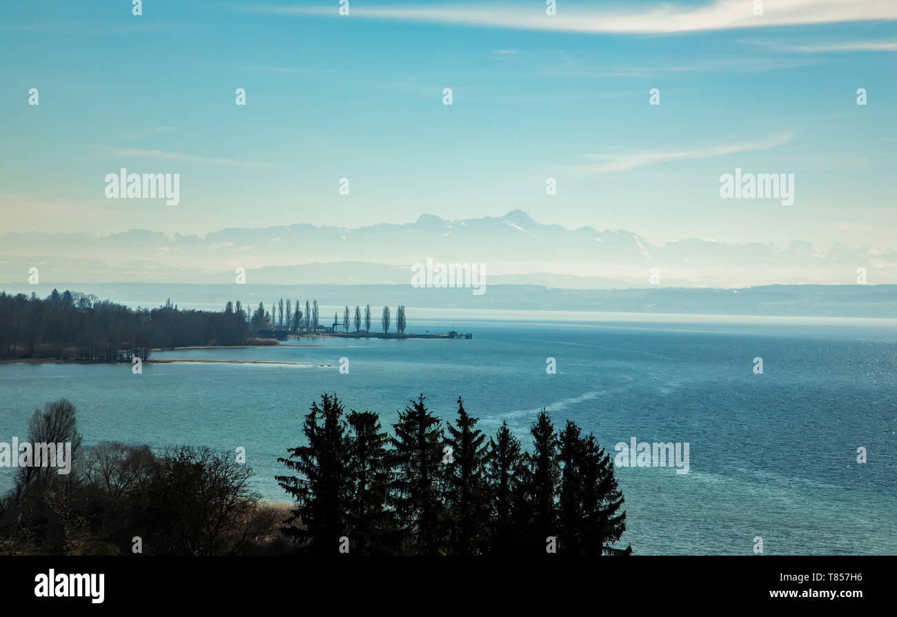 Blick auf den schönen blauen See und die schneebedeckten Berge in der Ferne Stockfoto