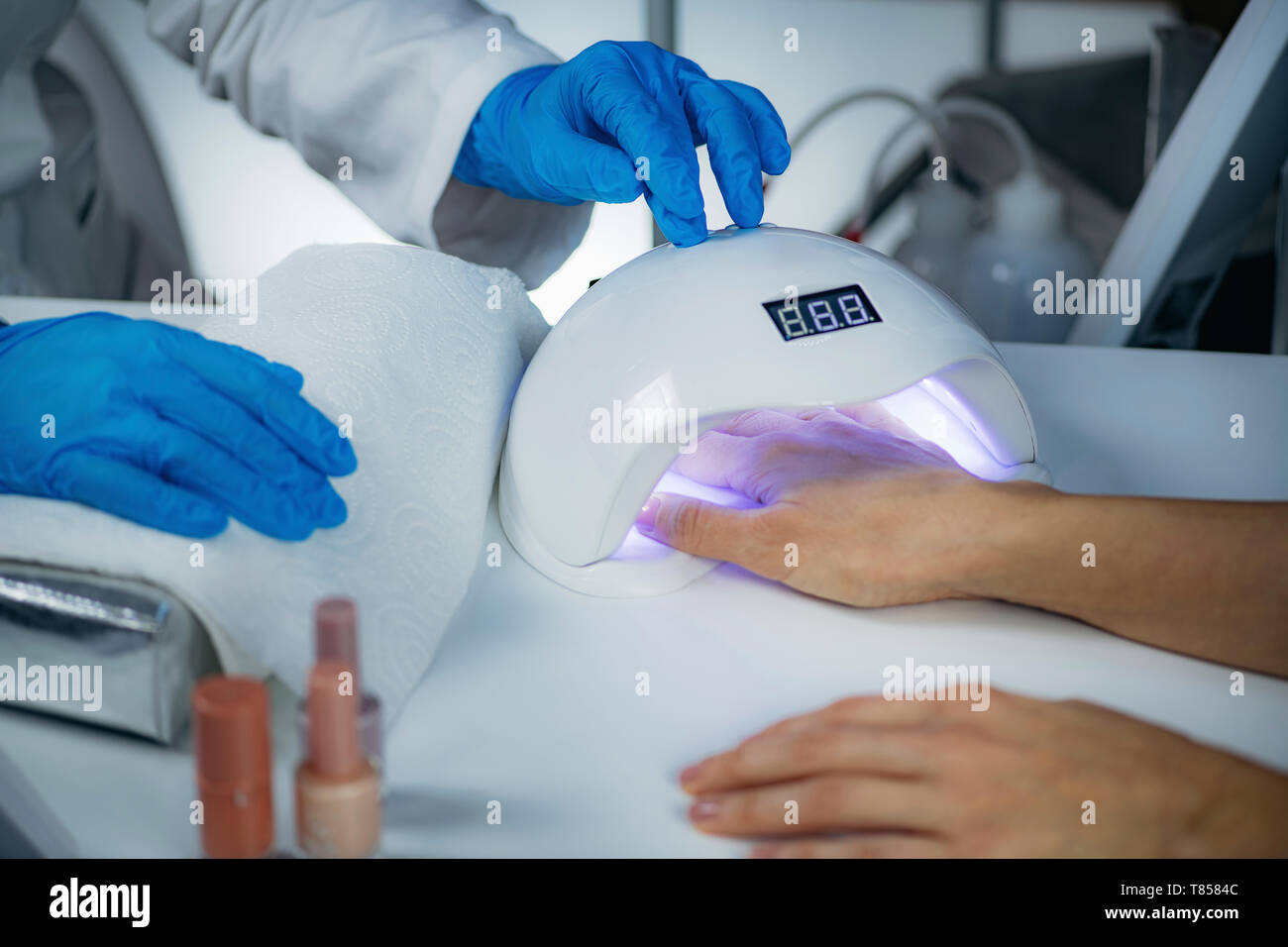 Braucht Man Eine Uv Lampe Für Acrylnägel www.alamy.de