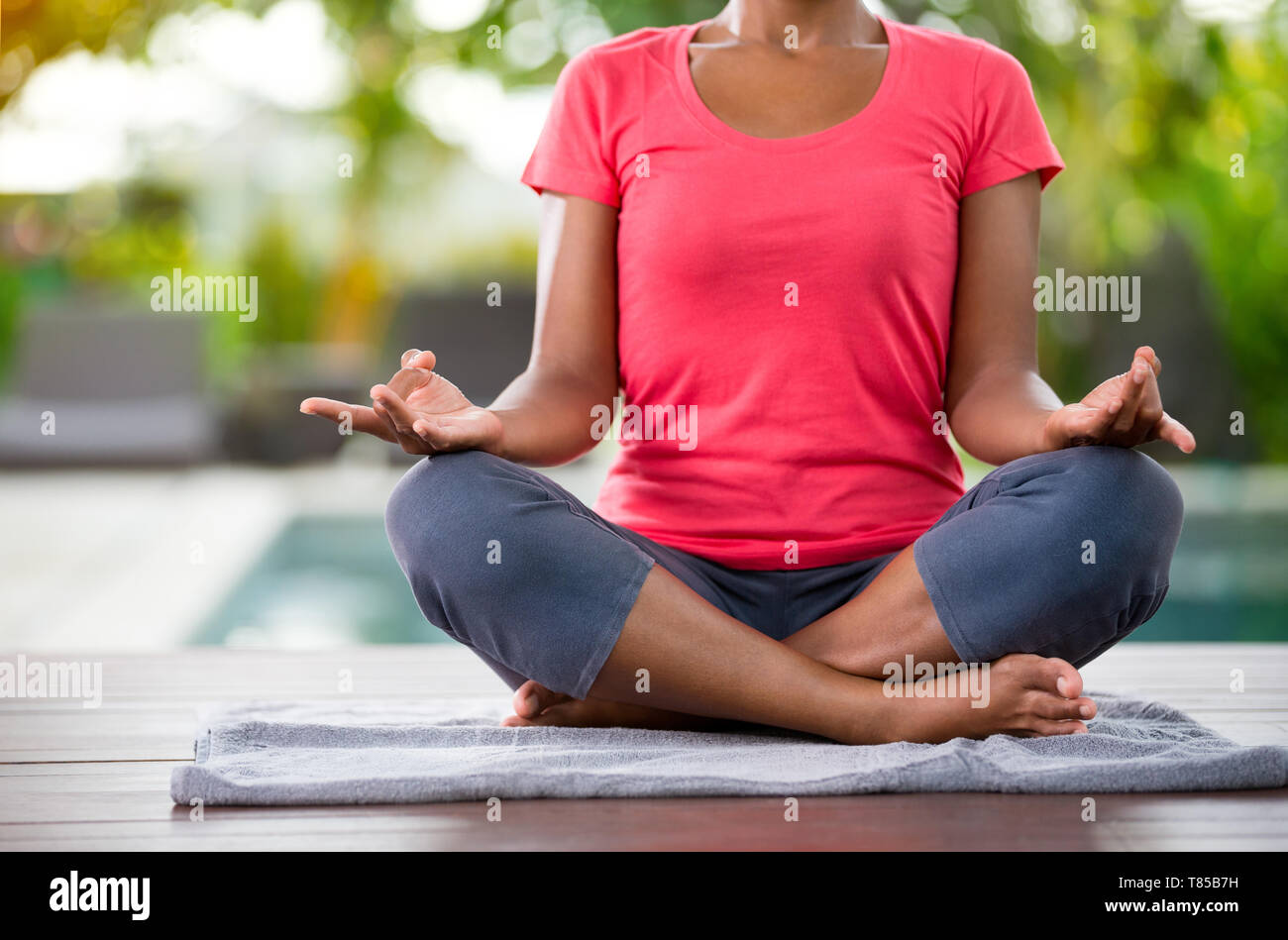 Yoga Meditation im Lotussitz, weiblich Yoga in der Natur Stockfoto