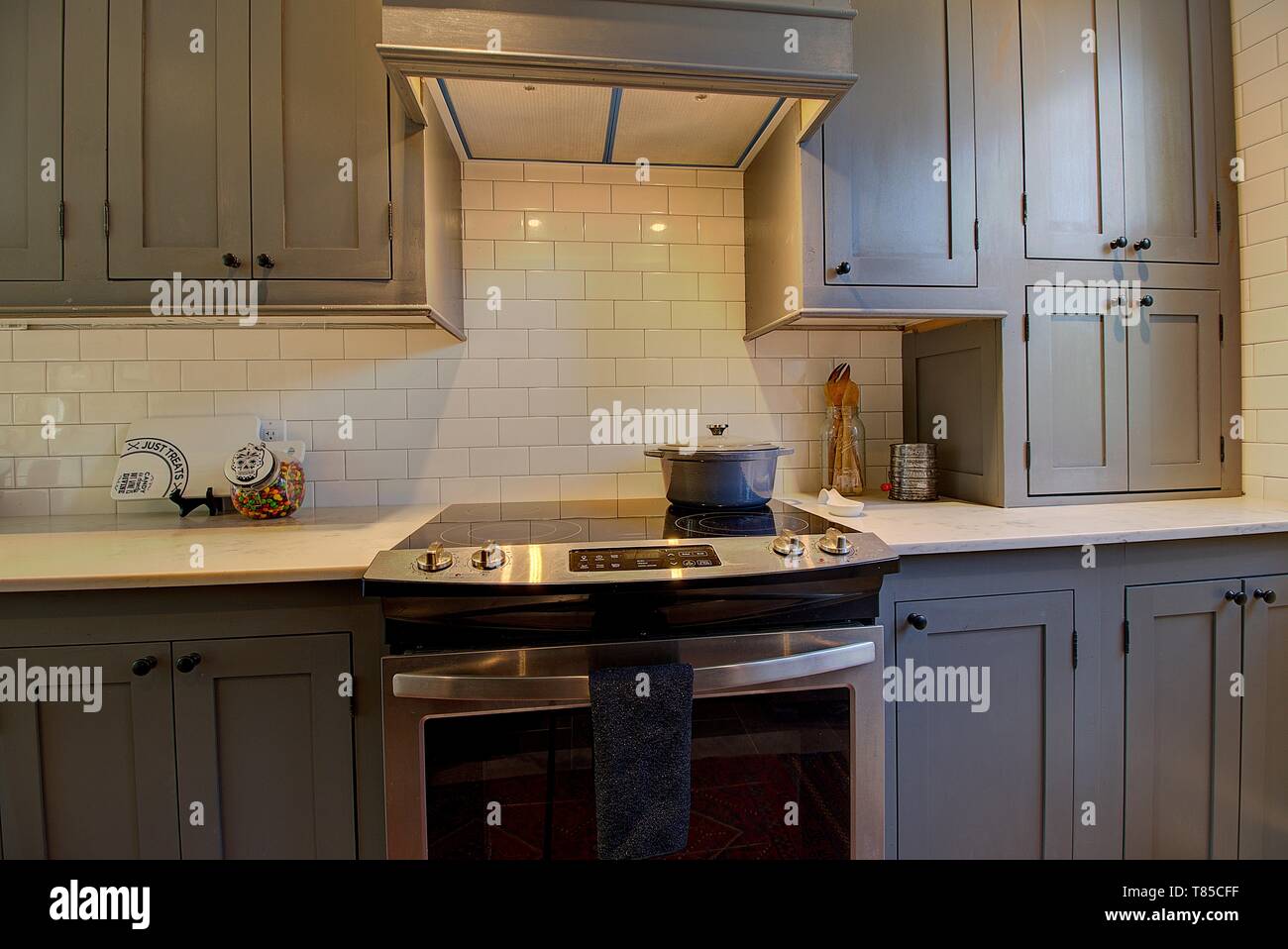 Küche Renovierung und Wohnkultur. Modernes Wohnen und Essen. Stockfoto