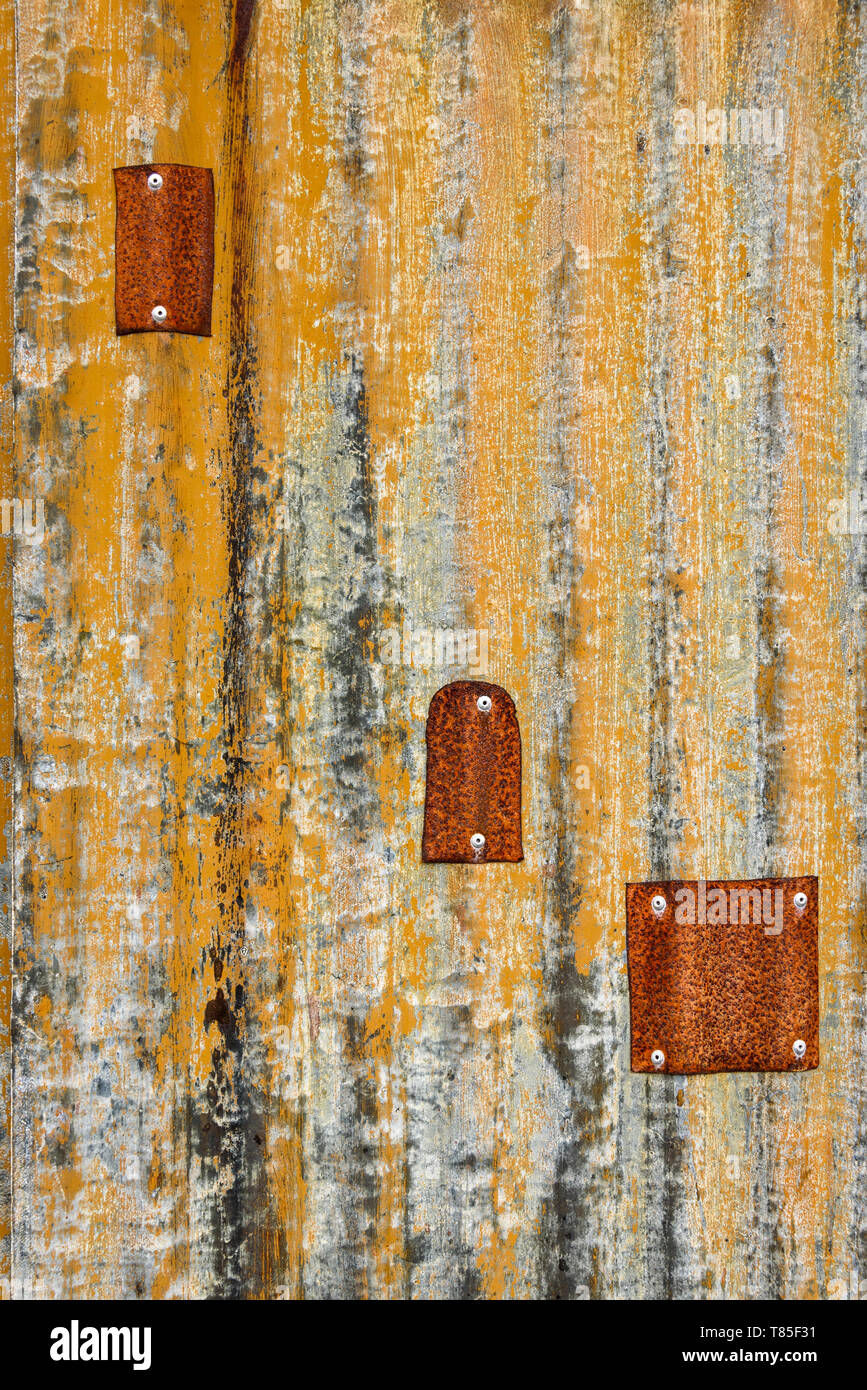 Rusty blatt Wellblech Wand mit Metall Patches, als orange strukturierten Hintergrund Stockfoto