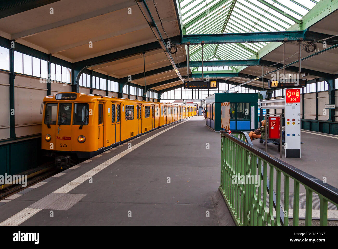 Berlin, Deutschland - 29. Juni 2014: U-Bahn Zug kommt an der U-Bahnhof Gleisdreieck in Berlin. Der Name bedeutet 'Eisenbahn Dreieck" oder Wye in Engli Stockfoto