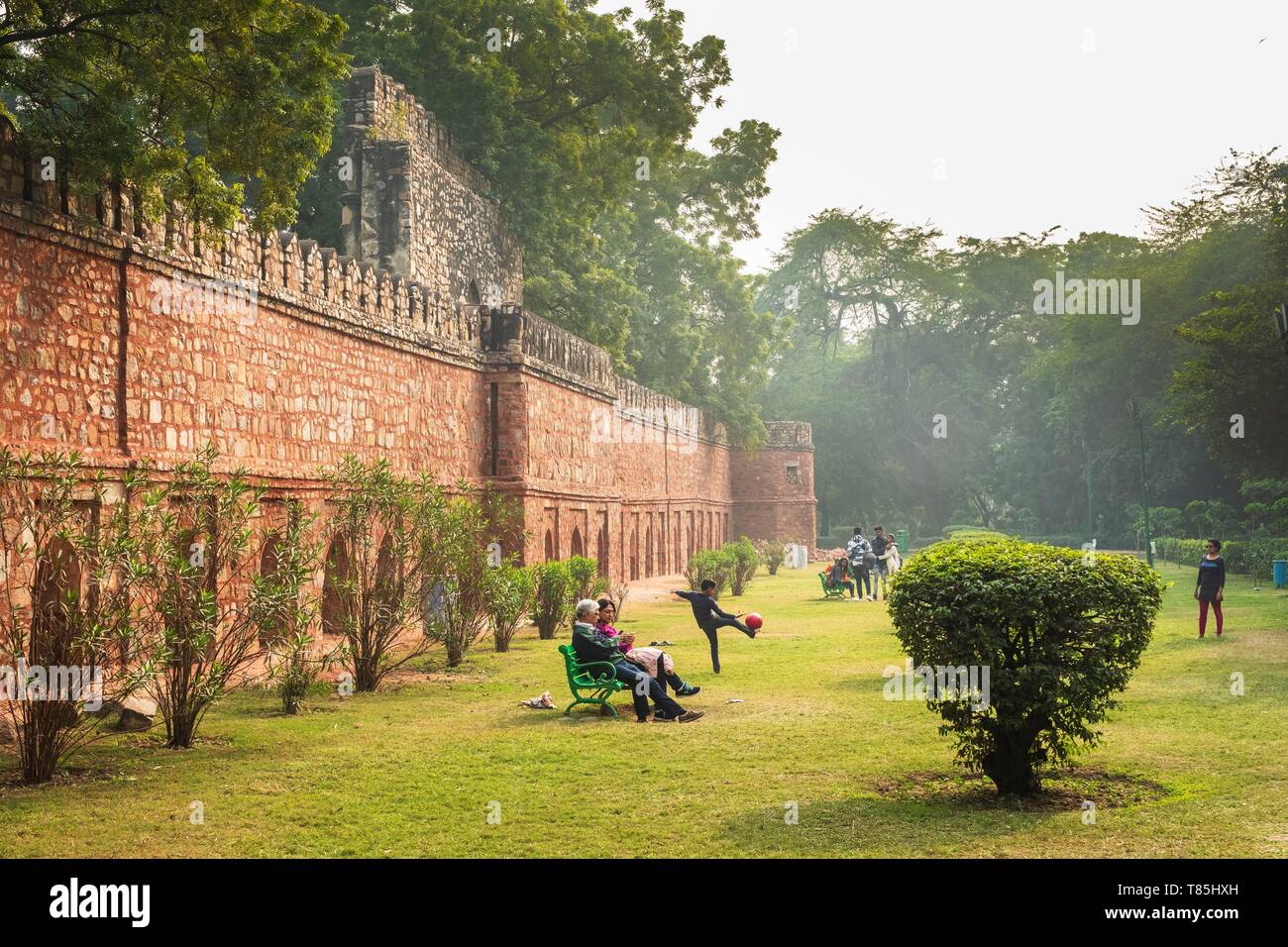Indien, Neu-Delhi, Lodi (oder Lodhi) Gärten, befestigten Mauer um das Grab von Sikandar Lodi (16. Jahrhundert) Stockfoto