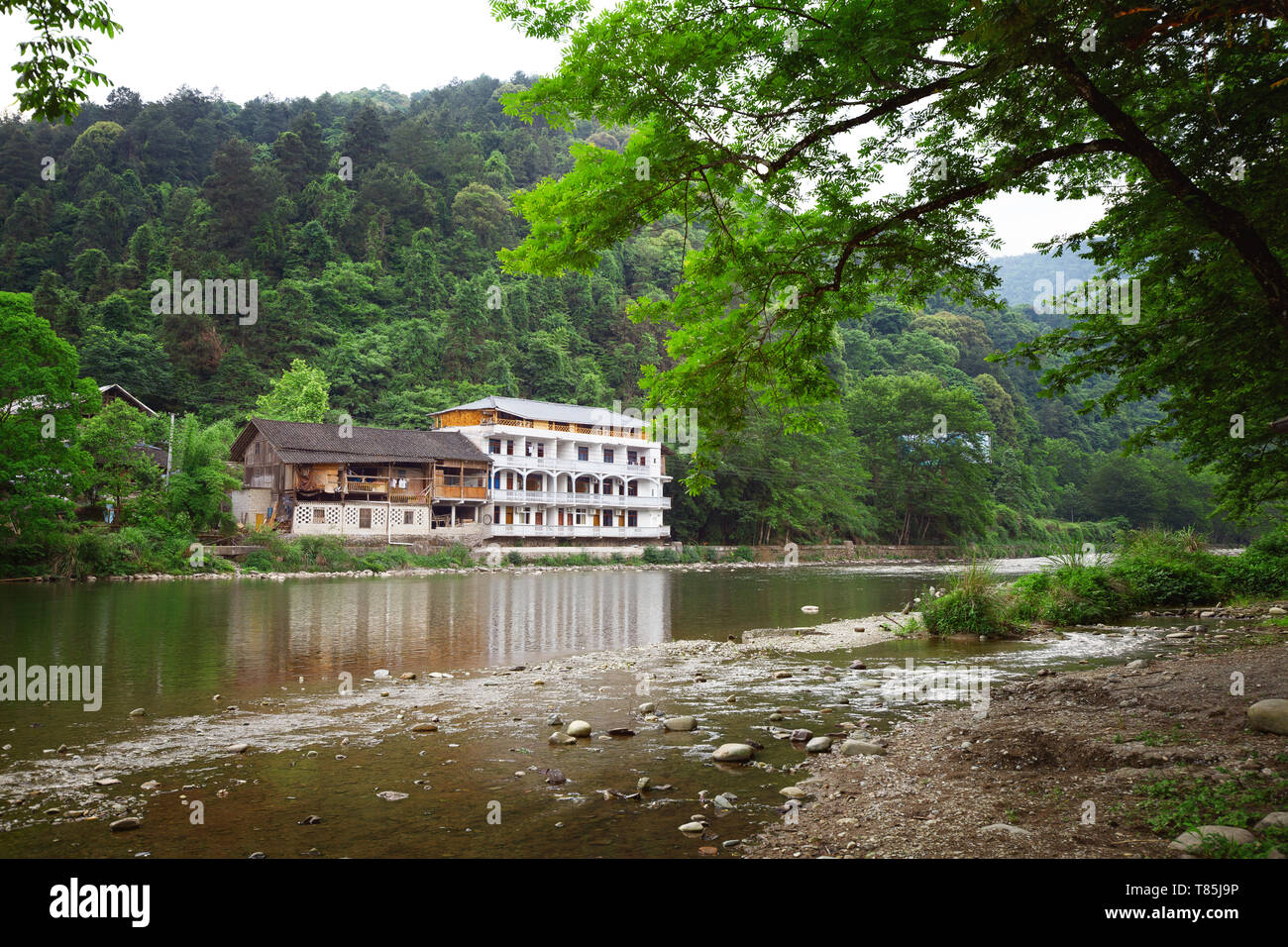 Haus am Ufer des Flusses in tongren Guizhou china Stockfoto