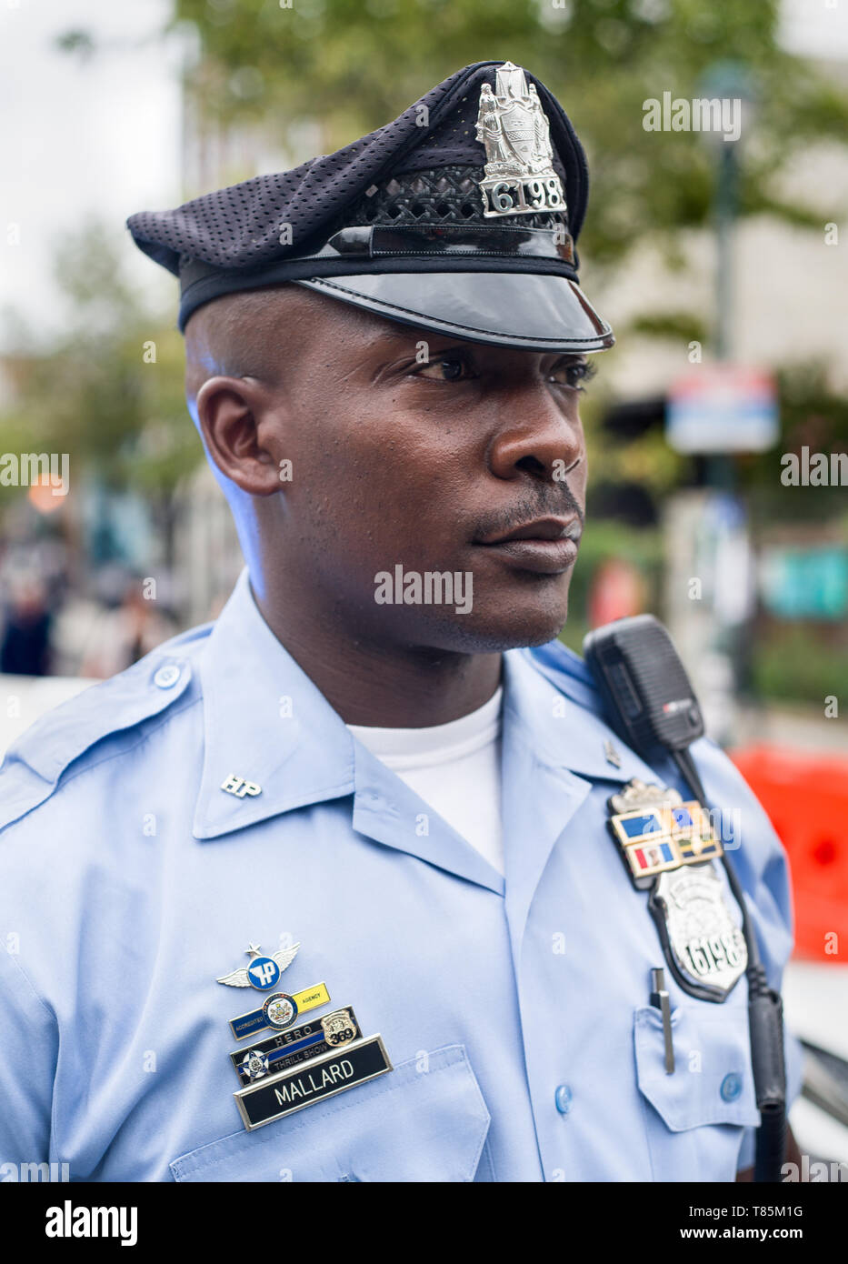 Street Portrait eines Polizisten in Philadelphia, Pennsylvania, Stockfoto