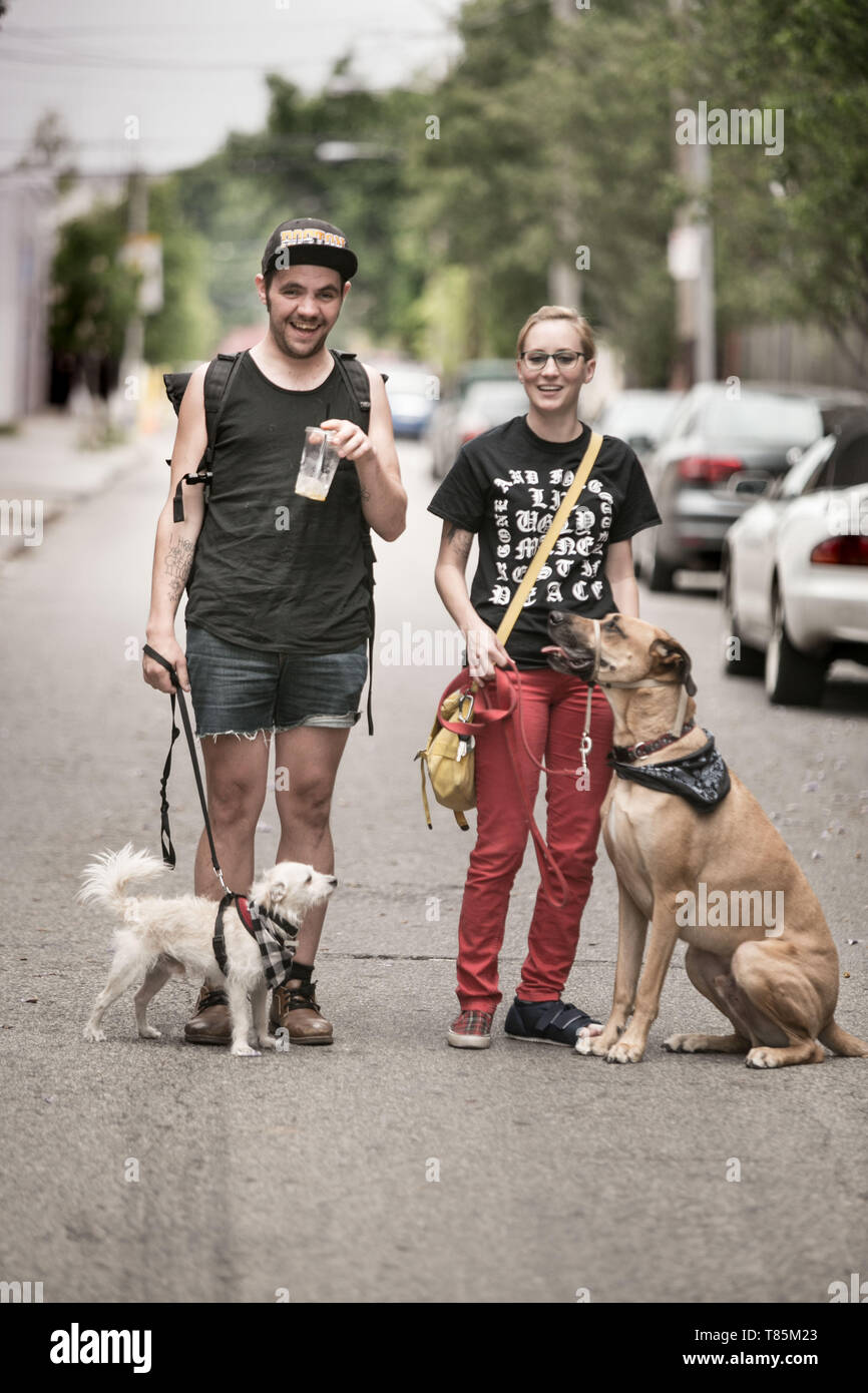 Street Portrait von ein Paar mit 2 Hunden auf einem Spaziergang in den Fishtown Gebiet im Norden Philadelphia Pennsylvania, Stockfoto