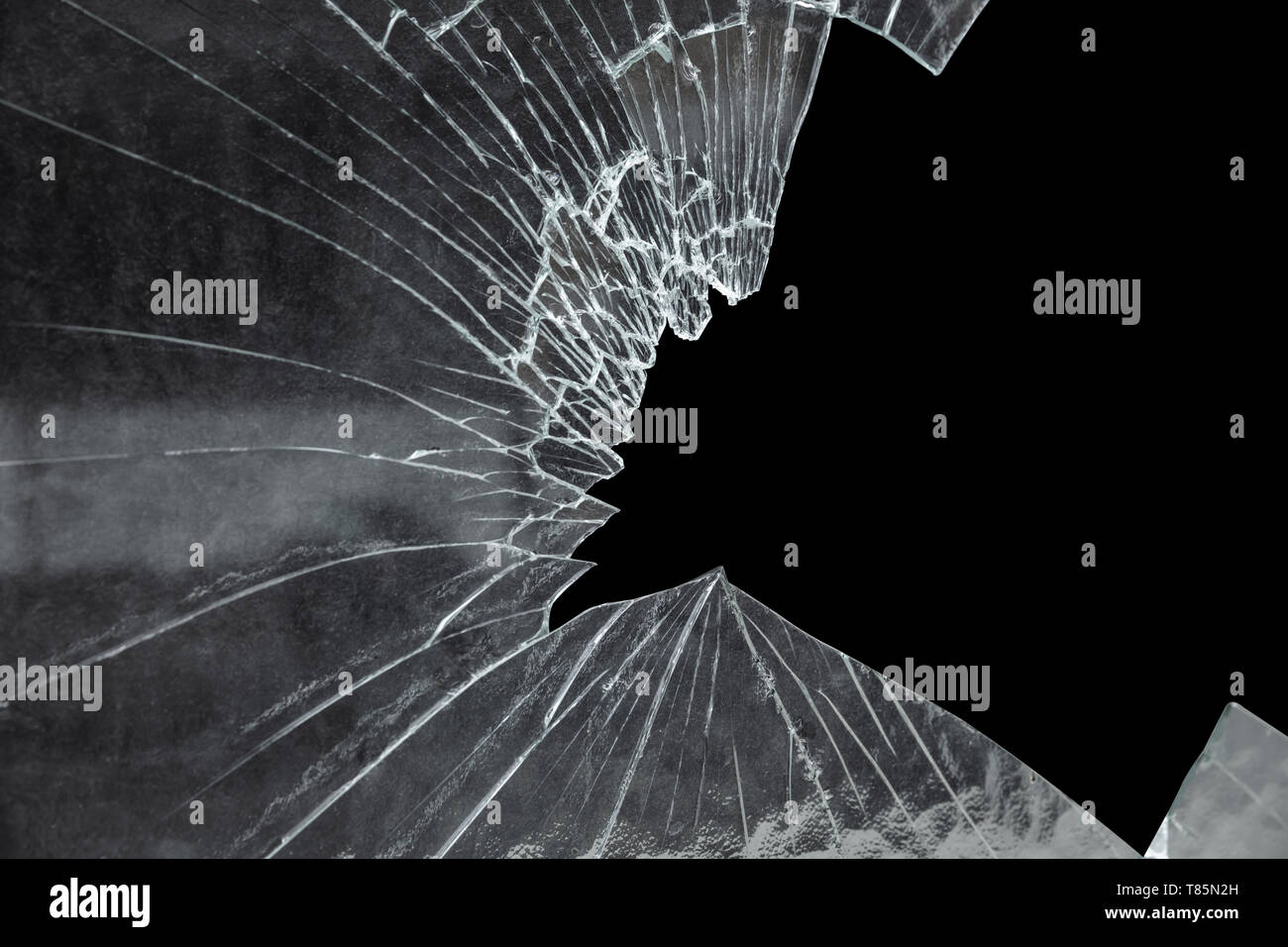 Gebrochene gebrochene Glas mit großes Loch auf schwarzem Hintergrund Stockfoto