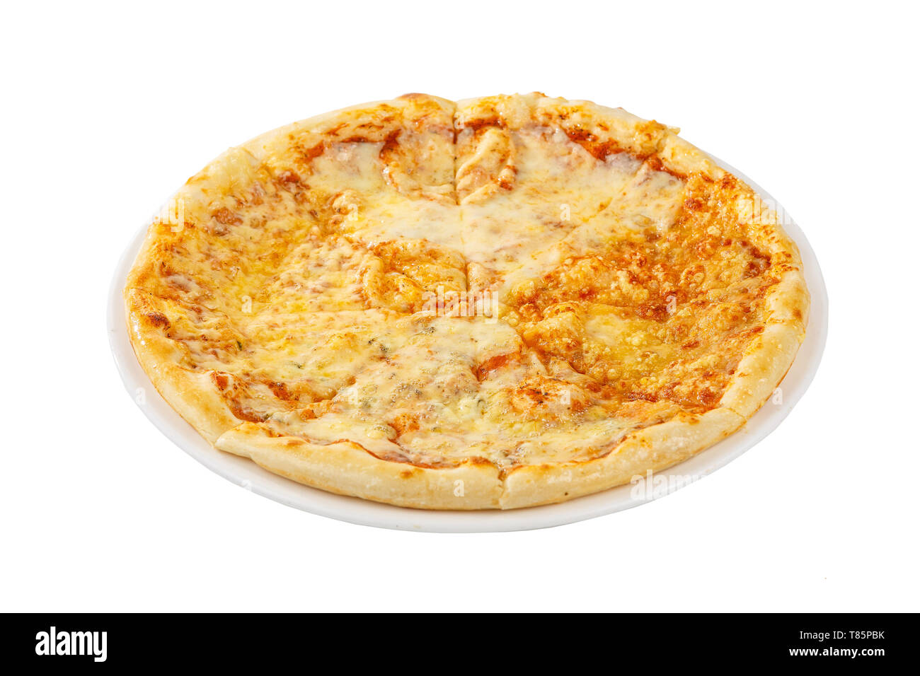 Pizza vier Käsesorten ganze Runde, in Stücke schneiden, auf einem weißen Hintergrund isoliert, Seitenansicht. Schnelles Essen in einer Pizzeria, einem Mehligen Käse Produkt Stockfoto