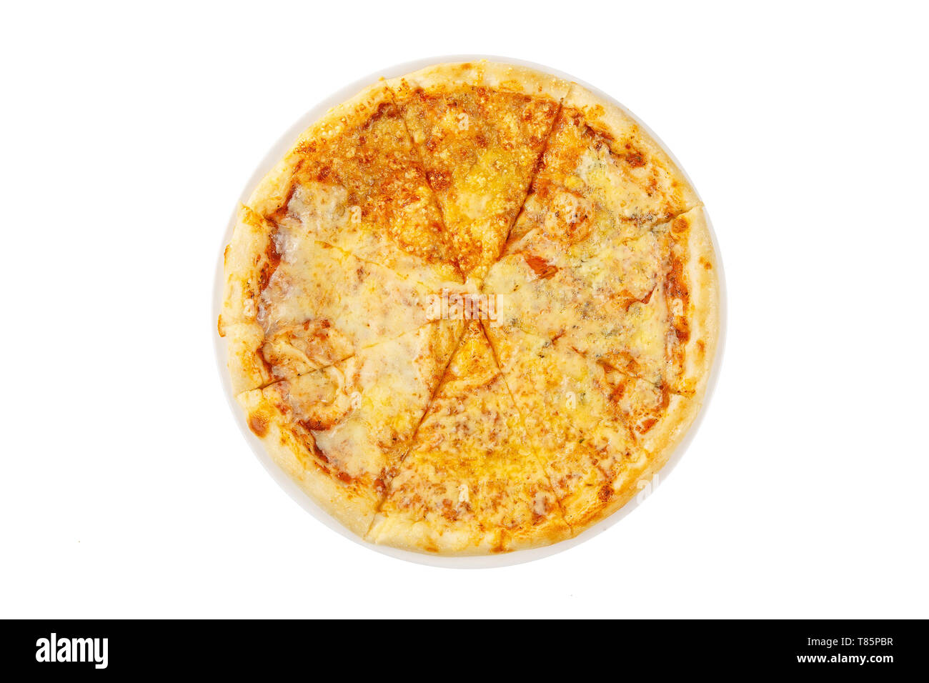 Pizza vier Käsesorten ganze Runde, in Stücke schneiden, auf einem weißen Hintergrund isoliert, Ansicht von oben. Schnelles Essen in einer Pizzeria, einem Mehligen Käse Produkt Stockfoto