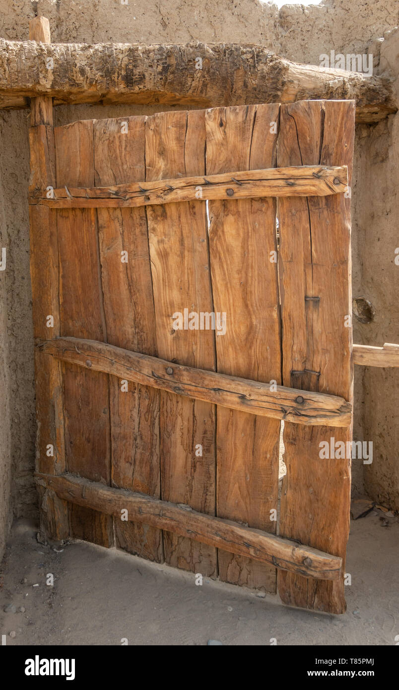 Rustikale Tor aus unbehandeltem Holz mit charakteristischen Getreide - Stockfoto