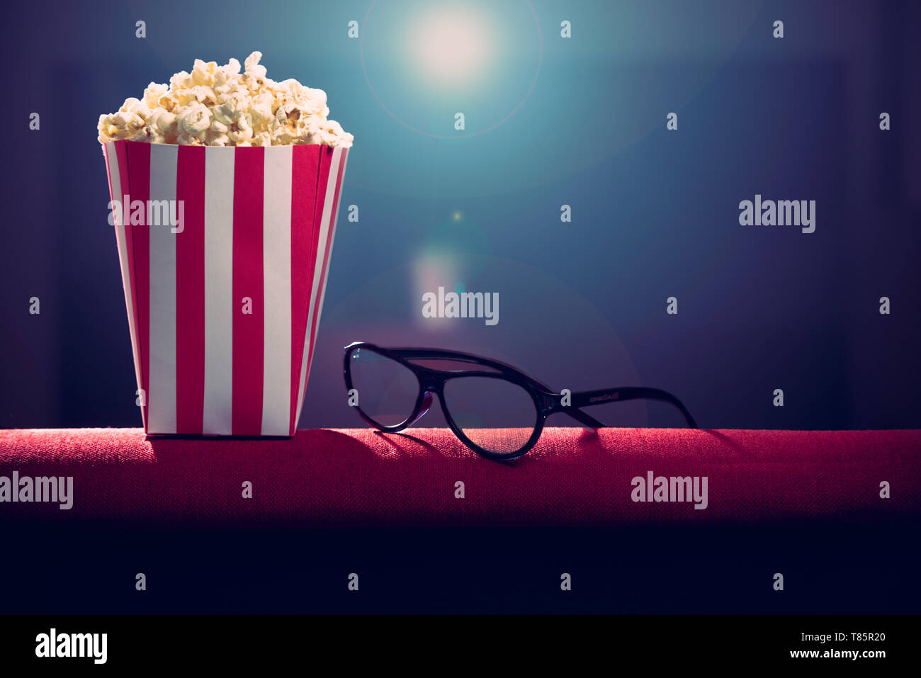 Pop Corn und 3d Glas auf ein Kino Sessel Stockfoto