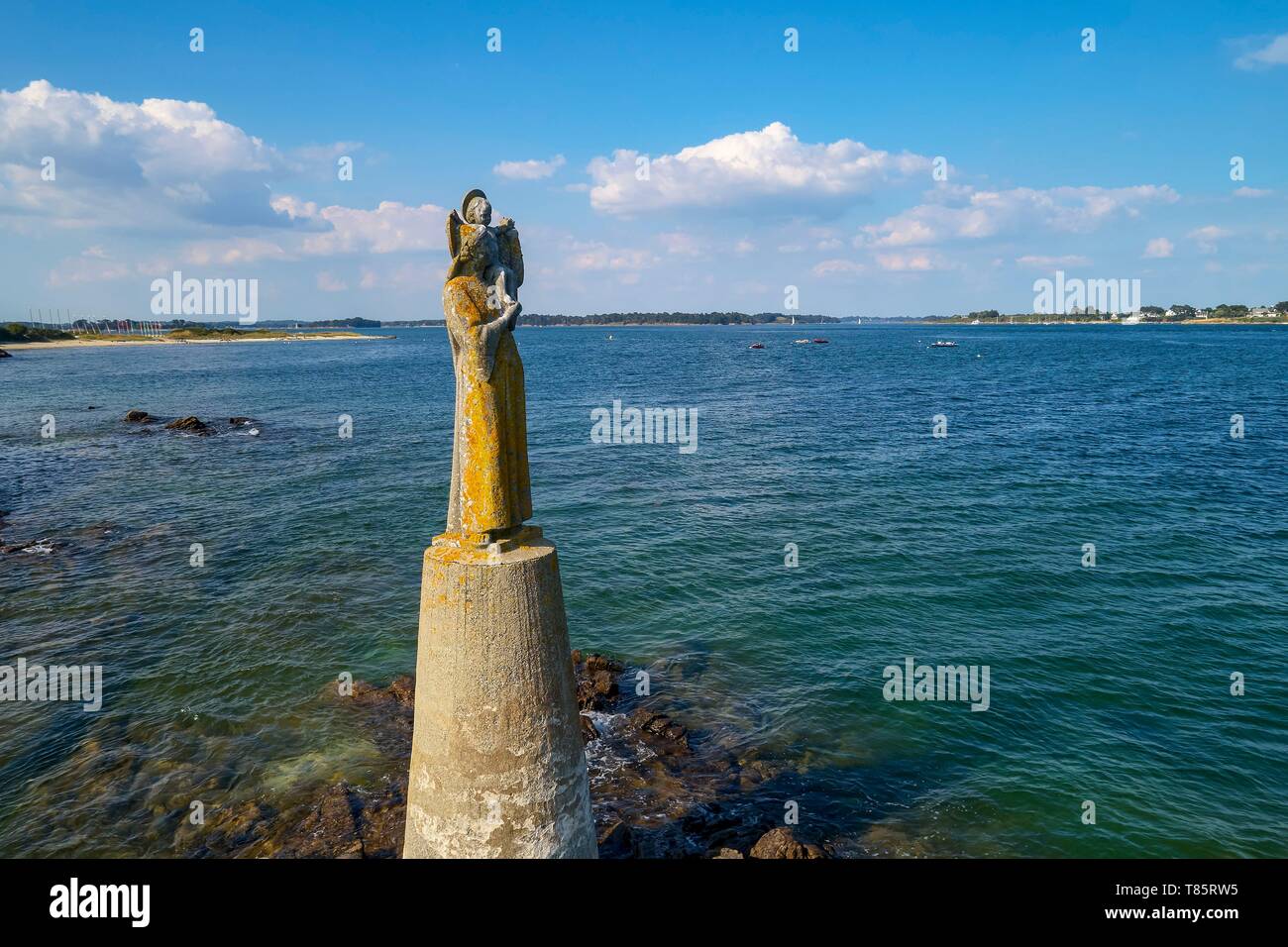 Frankreich, Morbihan, Golf von Morbihan, Regionaler Naturpark der Golf von Morbihan, Locmariaquer, Notre Dame de Kerdro Statue an der Pointe de Kerpenhir am Eingang des Golfs von Morbihan (Luftbild) Stockfoto