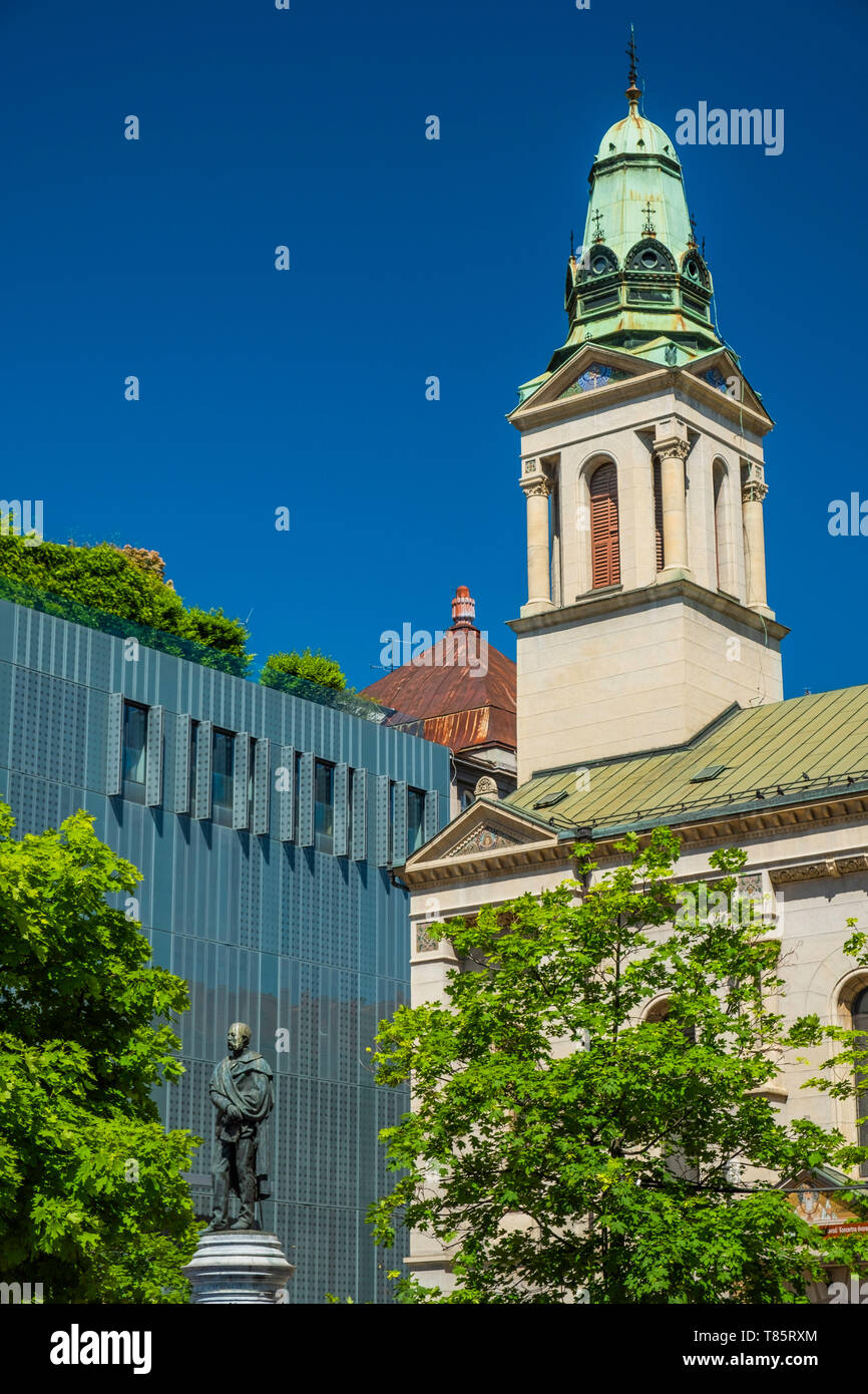 Kroatien, Zagreb Zentrum, Blumen Square, orthodoxe Kirche und modernes Gebäude inmitten von Bäumen Stockfoto