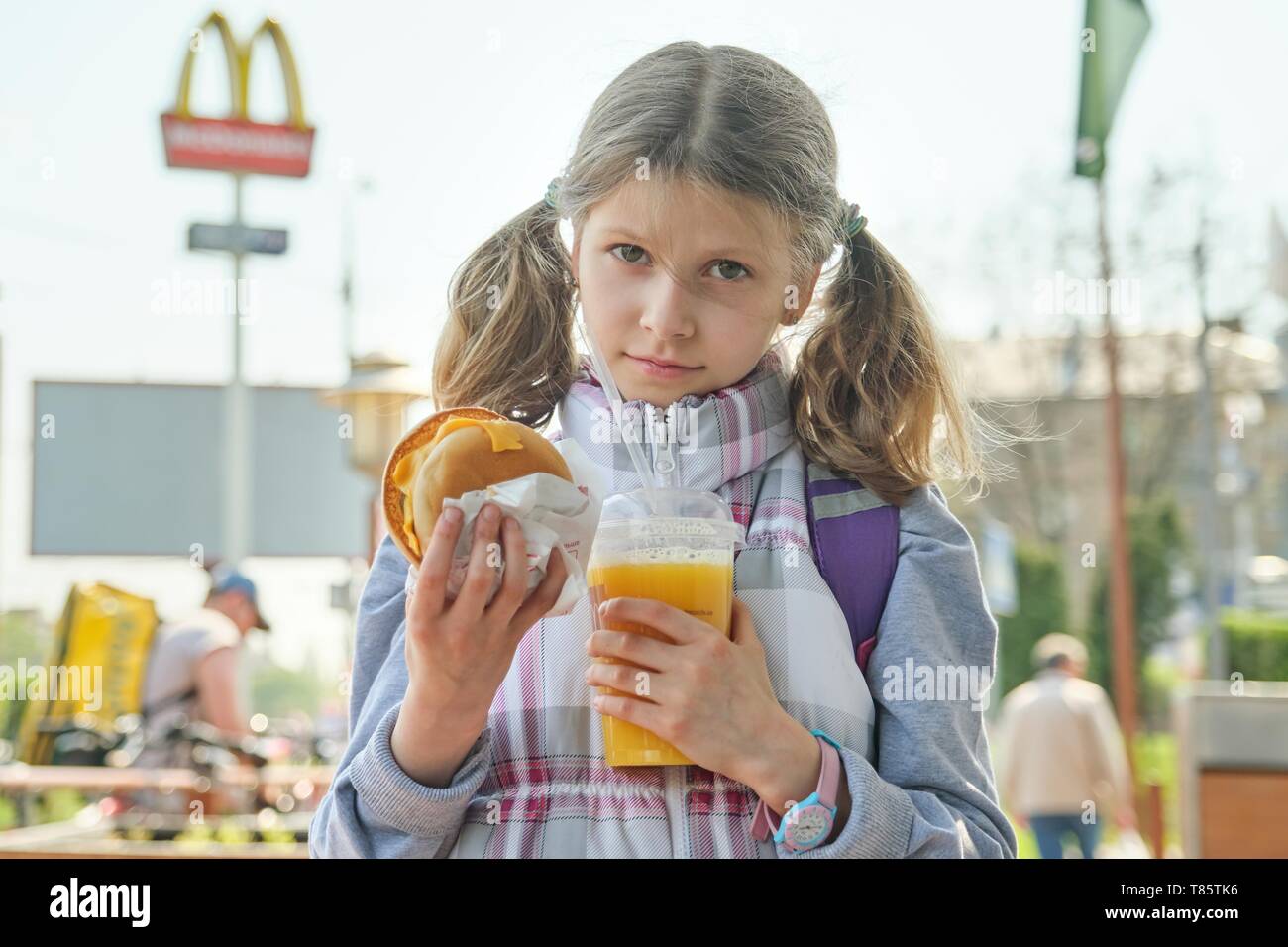 Kiew Ua 24 04 2019 Outdoor Portrait Hubsche Madchen Das Kind 8 9 Jahre Alt Mit Cheeseburger Und Orangensaft Mcdonalds Fast Food Restaurant Hintergrund Stockfotografie Alamy