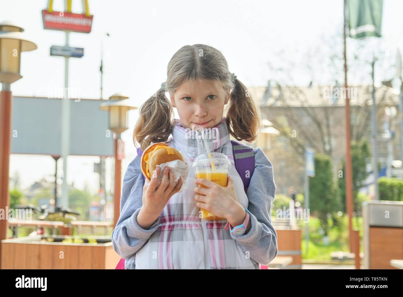 Kiew Ua 24 04 2019 Outdoor Portrait Hubsche Madchen Das Kind 8 9 Jahre Alt Mit Cheeseburger Und Orangensaft Mcdonalds Fast Food Restaurant Hintergrund Stockfotografie Alamy