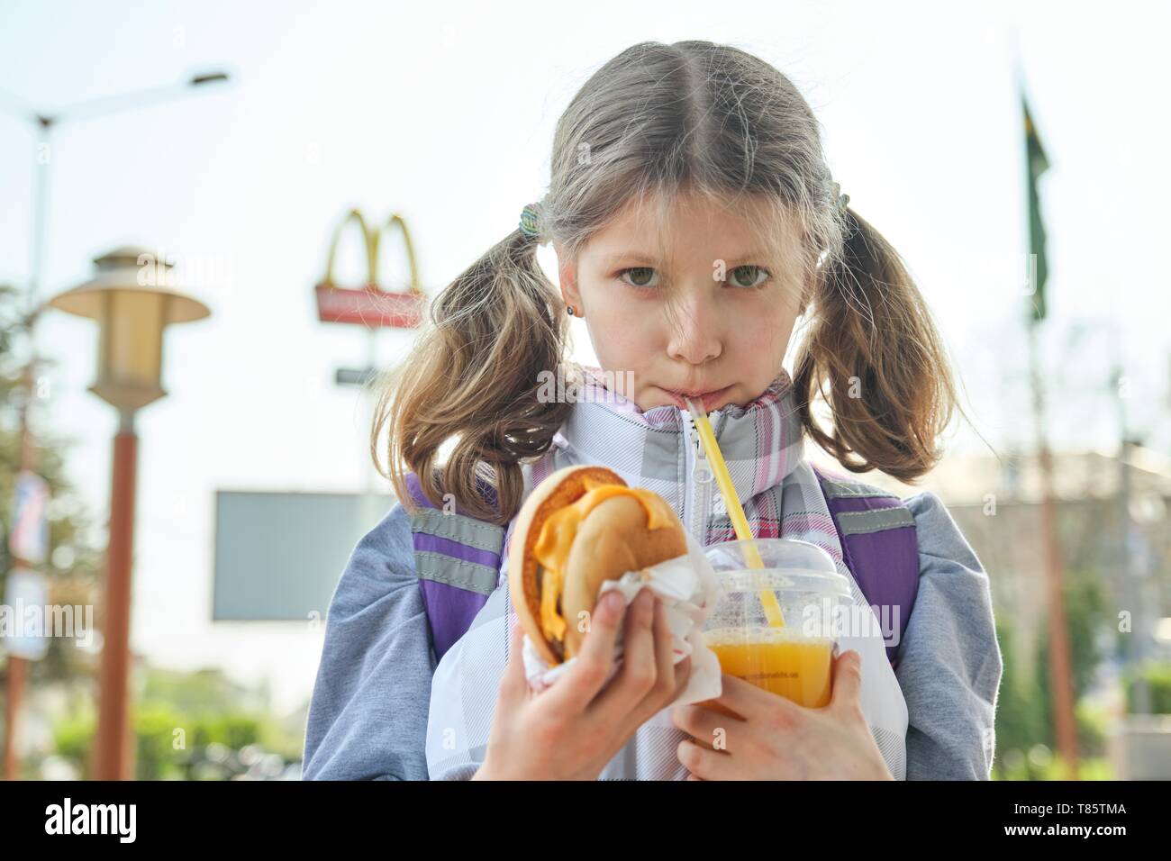 Kiew Ua 24 04 2019 Outdoor Portrait Hubsche Madchen Das Kind 8 9 Jahre Alt Mit Cheeseburger Und Orangensaft Mcdonalds Fast Food Restaurant Hintergrund Stockfotografie Alamy