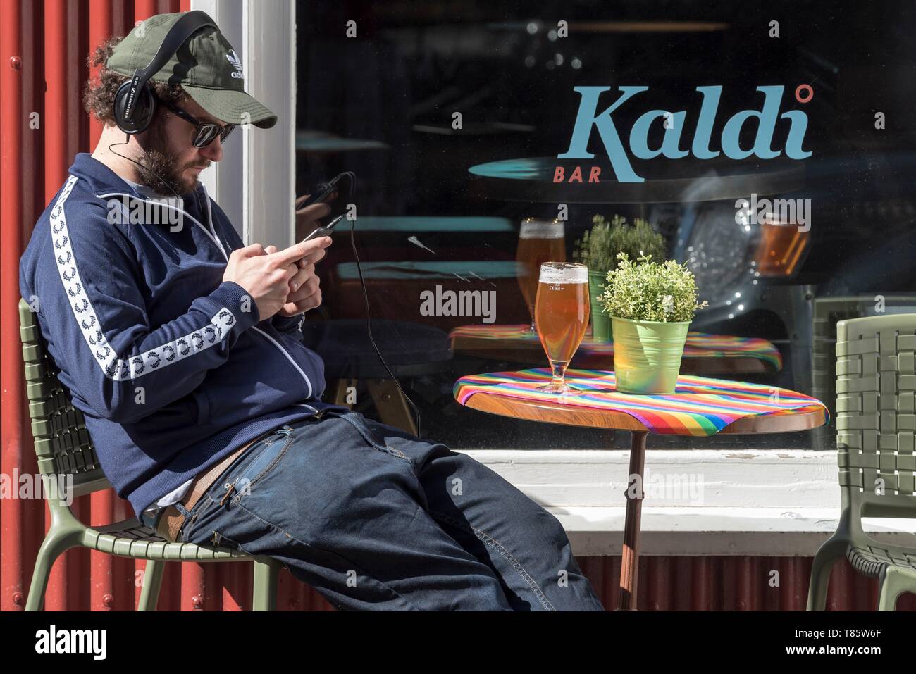 Island, Capital Region, Reykjavik, Kaldi Bar, mann Hören von Musik Stockfoto