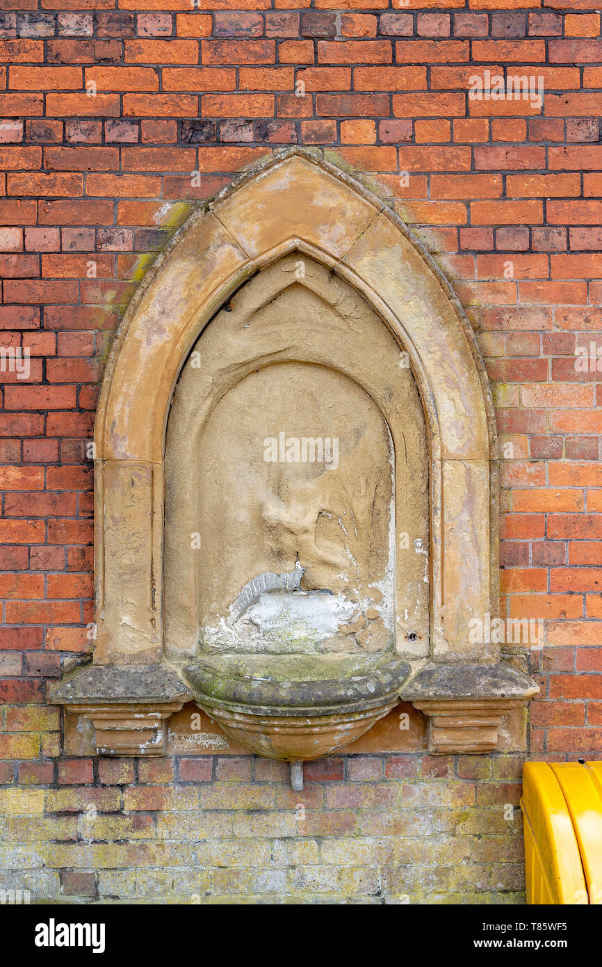 Stillgelegte Brunnen auf einer Plattform an Sankey für züssow Bahnhof, West Warrington, Cheshire, England Stockfoto