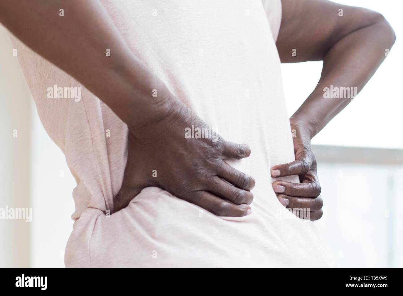 Frau mit Schmerzen im Rücken Stockfoto