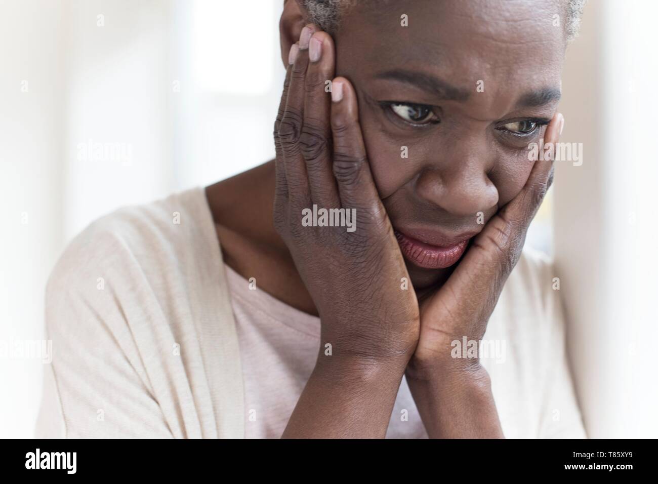 Frau mit Kopf in Händen Stockfoto