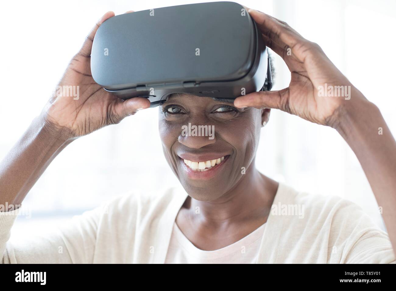 Frau mit VR-Headset Stockfoto