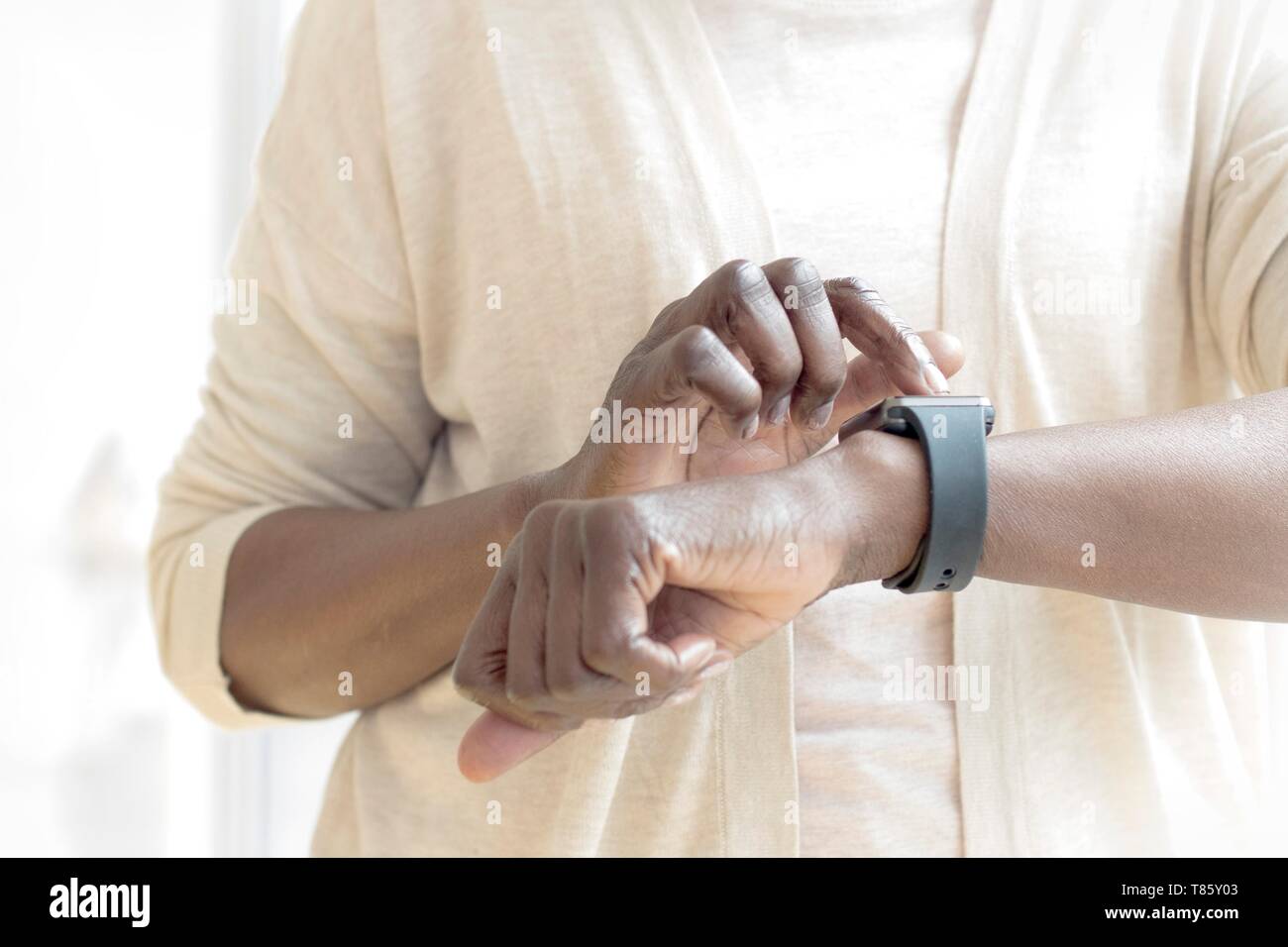 Frau fitness Tracker Stockfoto