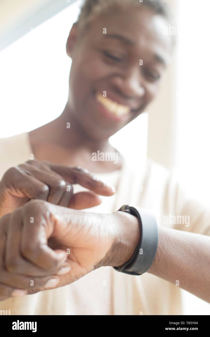 Frau fitness Tracker Stockfoto