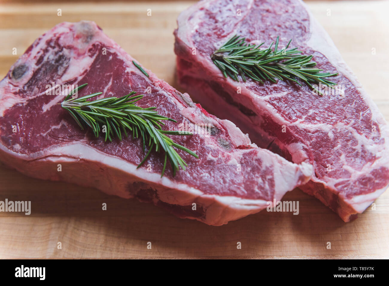 Rohen Steak mit Salz und Rosmarin fertig gekocht zu werden Stockfoto