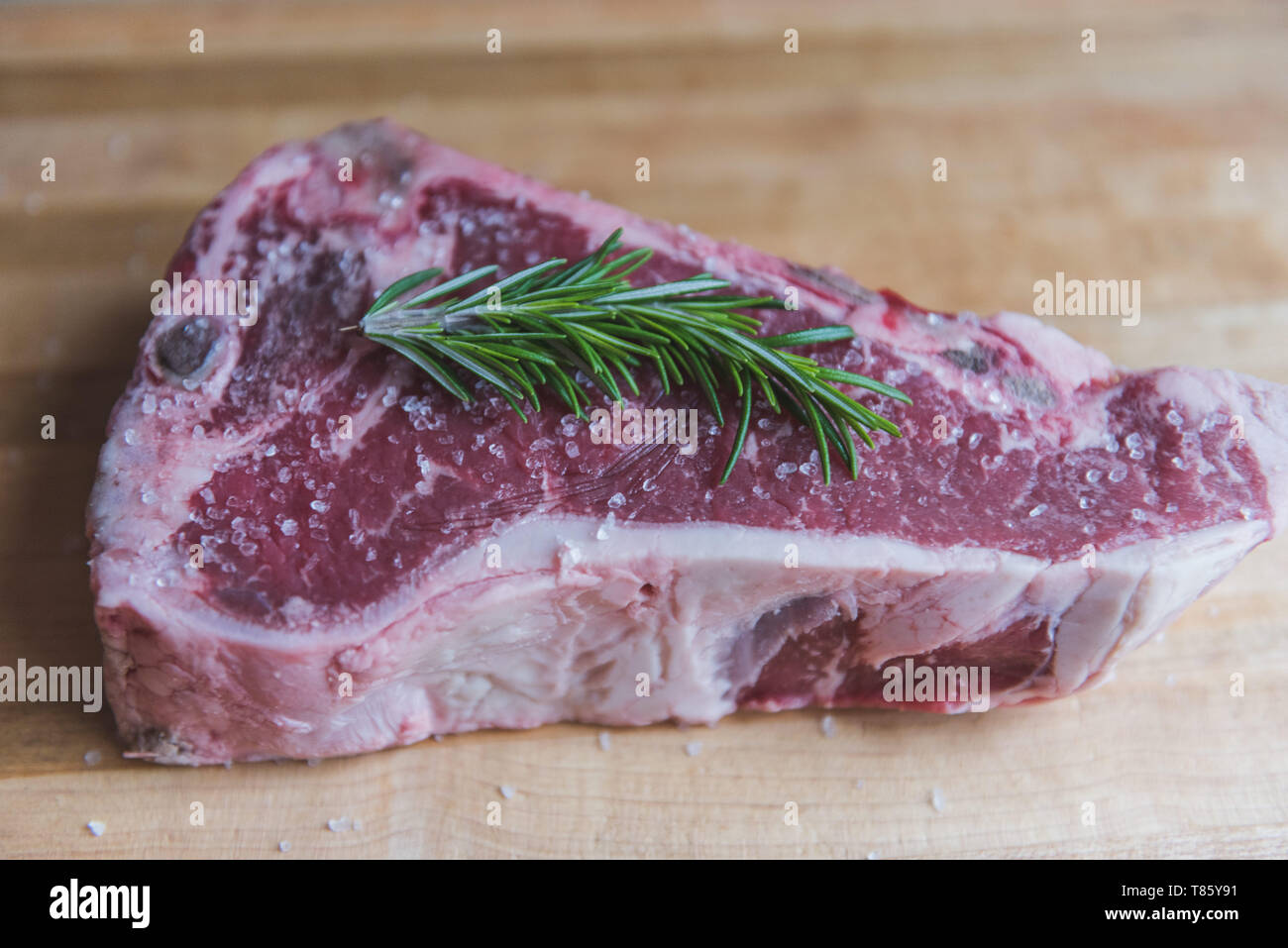Rohen Steak mit Salz und Rosmarin fertig gekocht zu werden Stockfoto