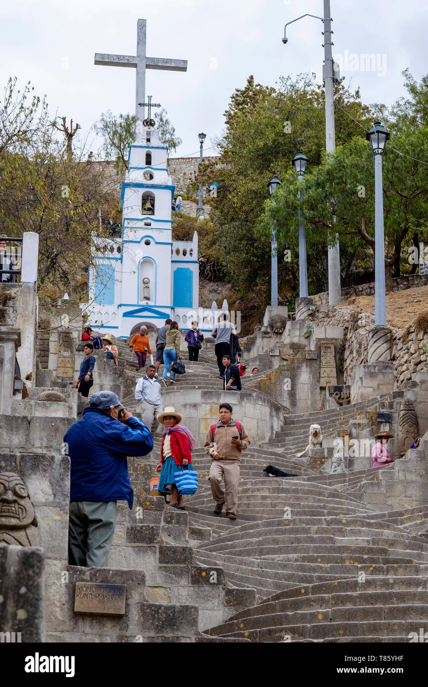 Eine Treppe führt zu der Kapelle Unserer Lieben Frau von Fatima und dem Hügel oder Cerro de Santa Apolonia im historischen Zentrum von Cajamarca, Peru Stockfoto