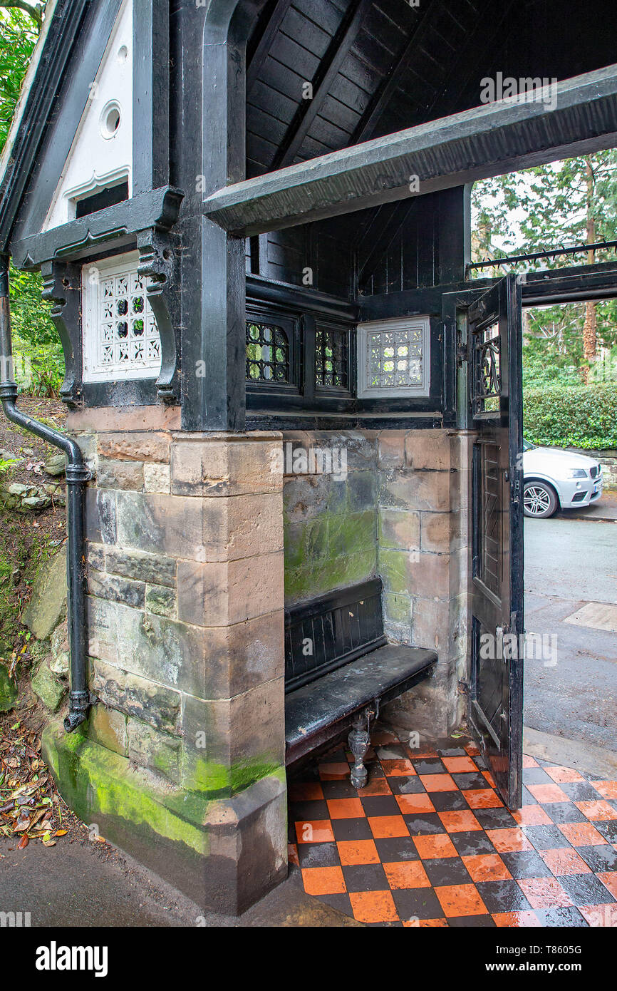 Sitz innerhalb des Lych Gate an der Grünen vom Eingang der Denzell Haus und Gärten, Dunham Rd, Bowdon, Trafford, Greater Manchester Stockfoto