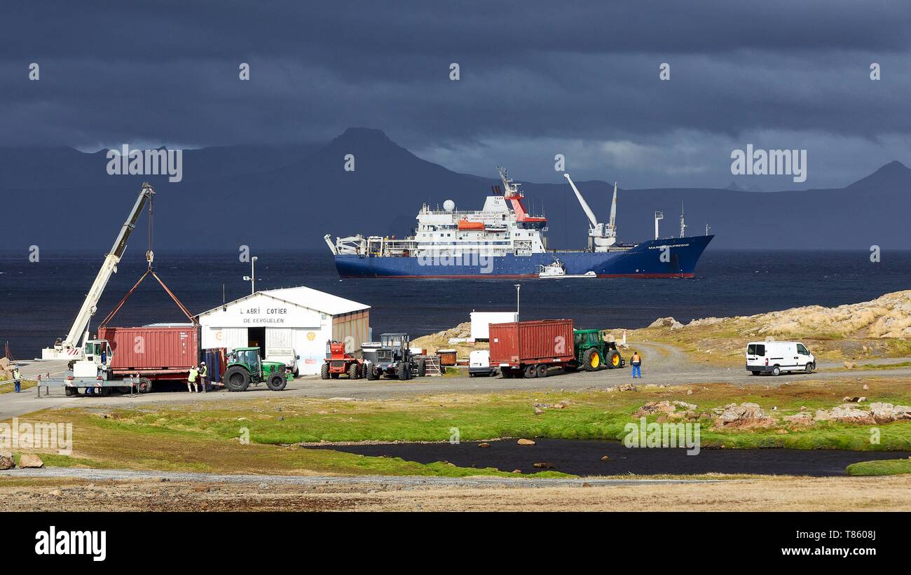 Frankreich, Französische Süd- und Antarktisgebiete, Kerguelen, Port-aux-Français, die Marion Dufresne (Schiff zur Versorgung der Französischen Süd- und Antarktisgebiete) vor Anker vor der Station Stockfoto